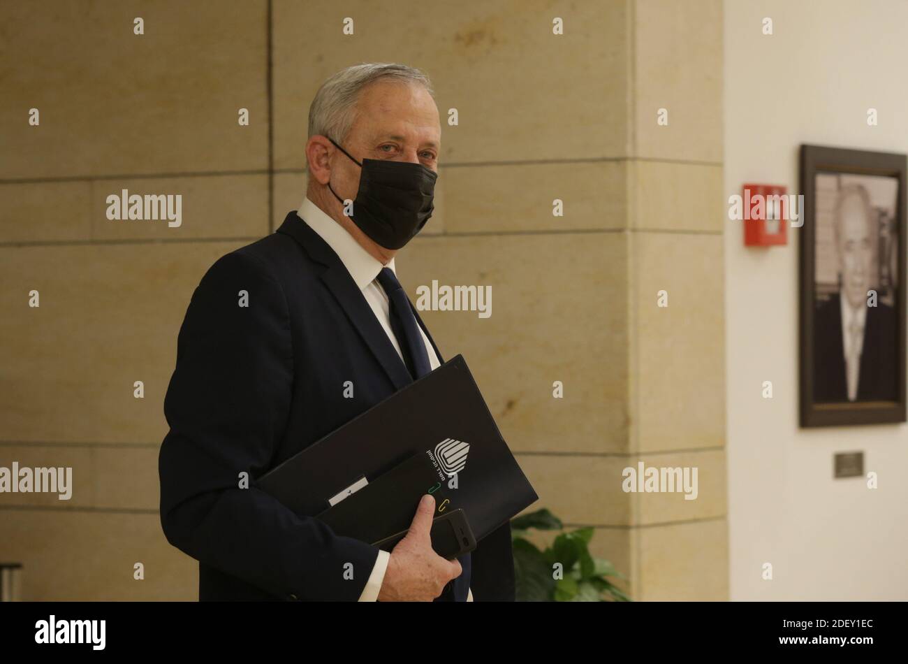Jérusalem, Israël. 02e décembre 2020. Le ministre israélien de la défense, Benny Gantz, quitte la Knesset (Parlement) après le vote sur la dissolution de la Knesset, à Jérusalem, en Israël, le mercredi 2 décembre 2020. La Knesset a approuvé dans un vote préliminaire de dissolution, ce qui pourrait plonger Israël dans sa quatrième élection en moins de deux ans. Photo de piscine par Alex Kolomoisky/UPI crédit: UPI/Alay Live News Banque D'Images