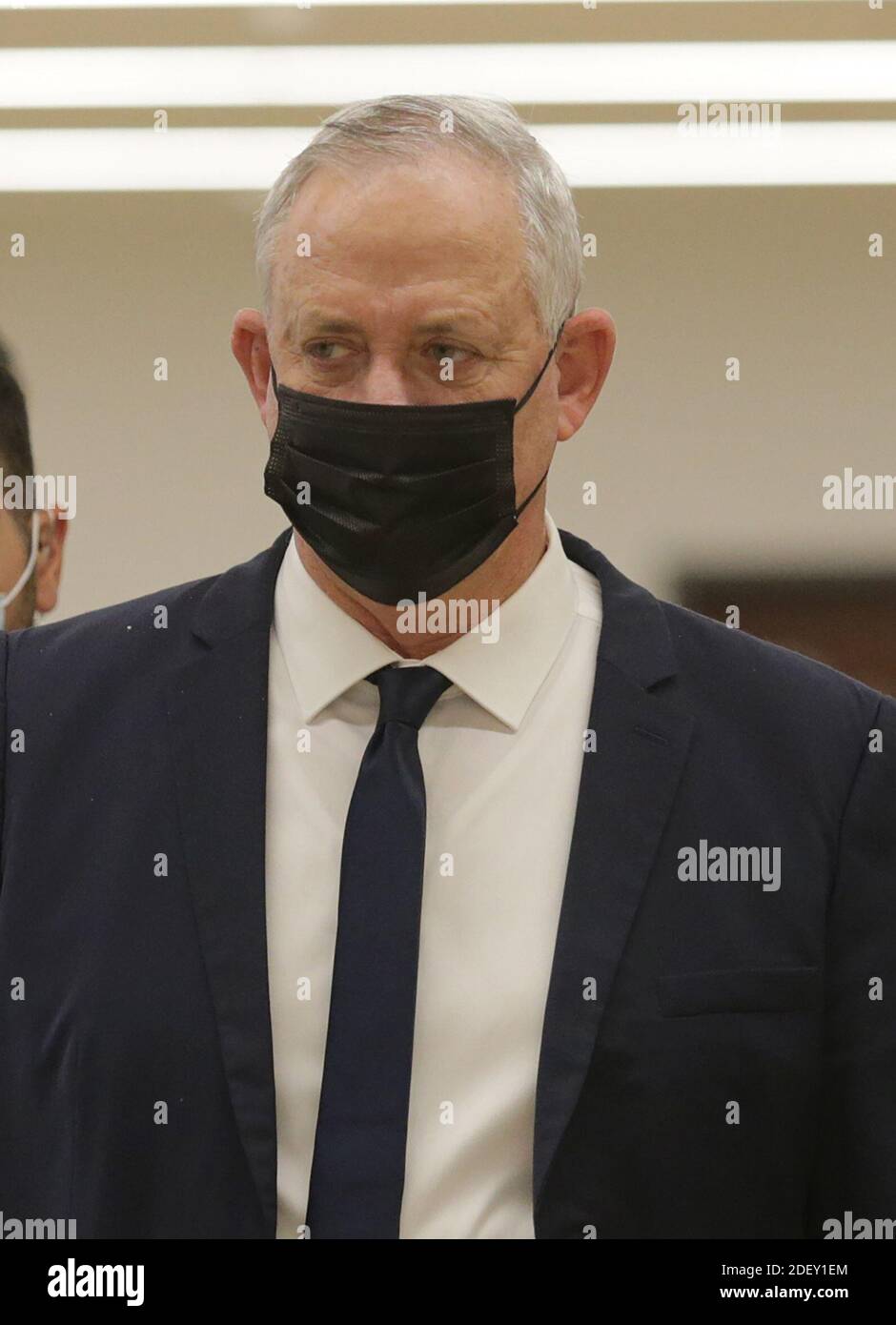 Jérusalem, Israël. 02e décembre 2020. Le ministre israélien de la défense, Benny Gantz, quitte la Knesset (Parlement) après le vote sur la dissolution de la Knesset, à Jérusalem, en Israël, le mercredi 2 décembre 2020. La Knesset a approuvé dans un vote préliminaire de dissolution, ce qui pourrait plonger Israël dans sa quatrième élection en moins de deux ans. Photo de piscine par Alex Kolomoisky/UPI crédit: UPI/Alay Live News Banque D'Images
