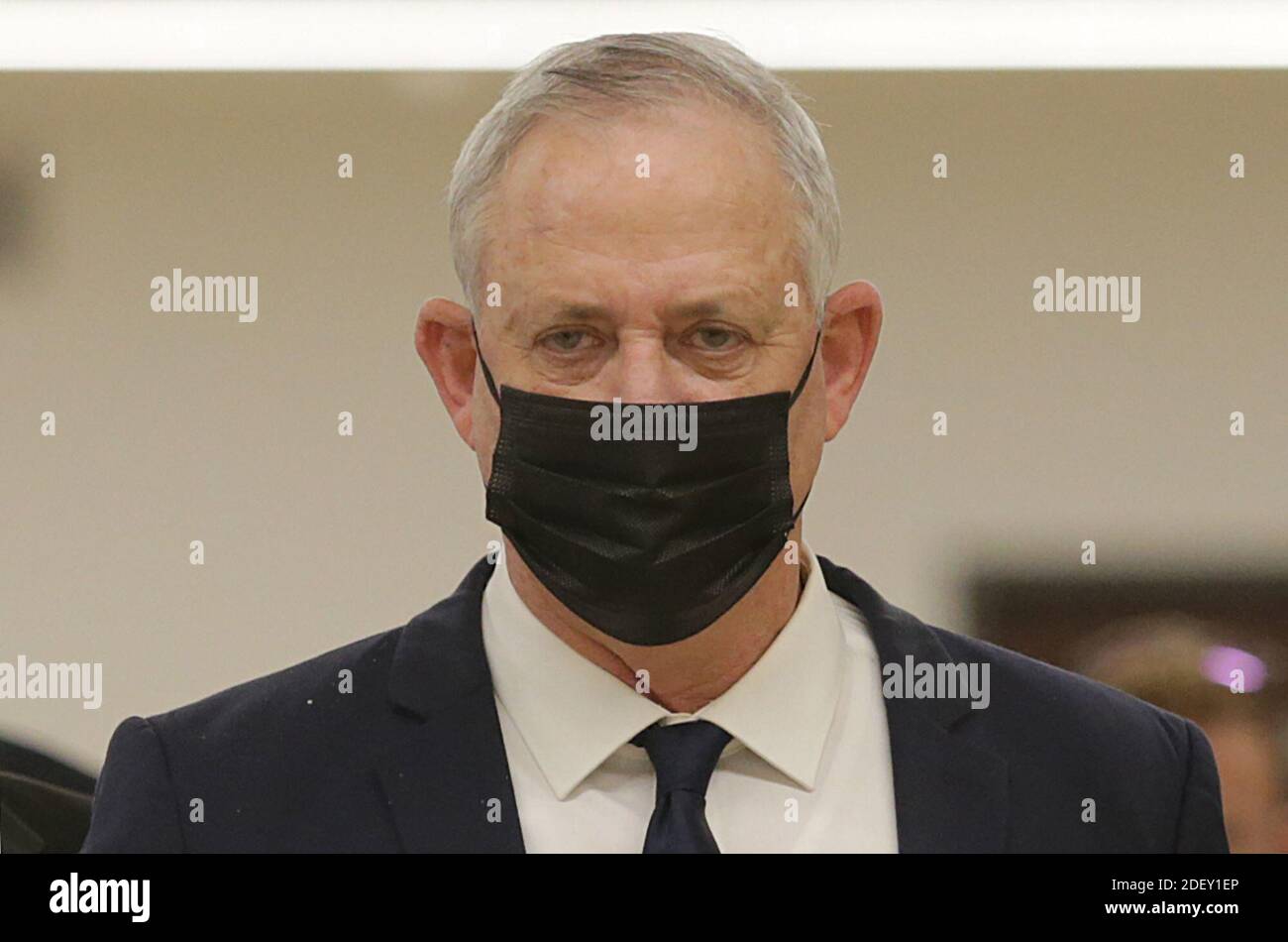 Jérusalem, Israël. 02e décembre 2020. Le ministre israélien de la défense, Benny Gantz, quitte la Knesset (Parlement) après le vote sur la dissolution de la Knesset, à Jérusalem, en Israël, le mercredi 2 décembre 2020. La Knesset a approuvé dans un vote préliminaire de dissolution, ce qui pourrait plonger Israël dans sa quatrième élection en moins de deux ans. Photo de piscine par Alex Kolomoisky/UPI crédit: UPI/Alay Live News Banque D'Images