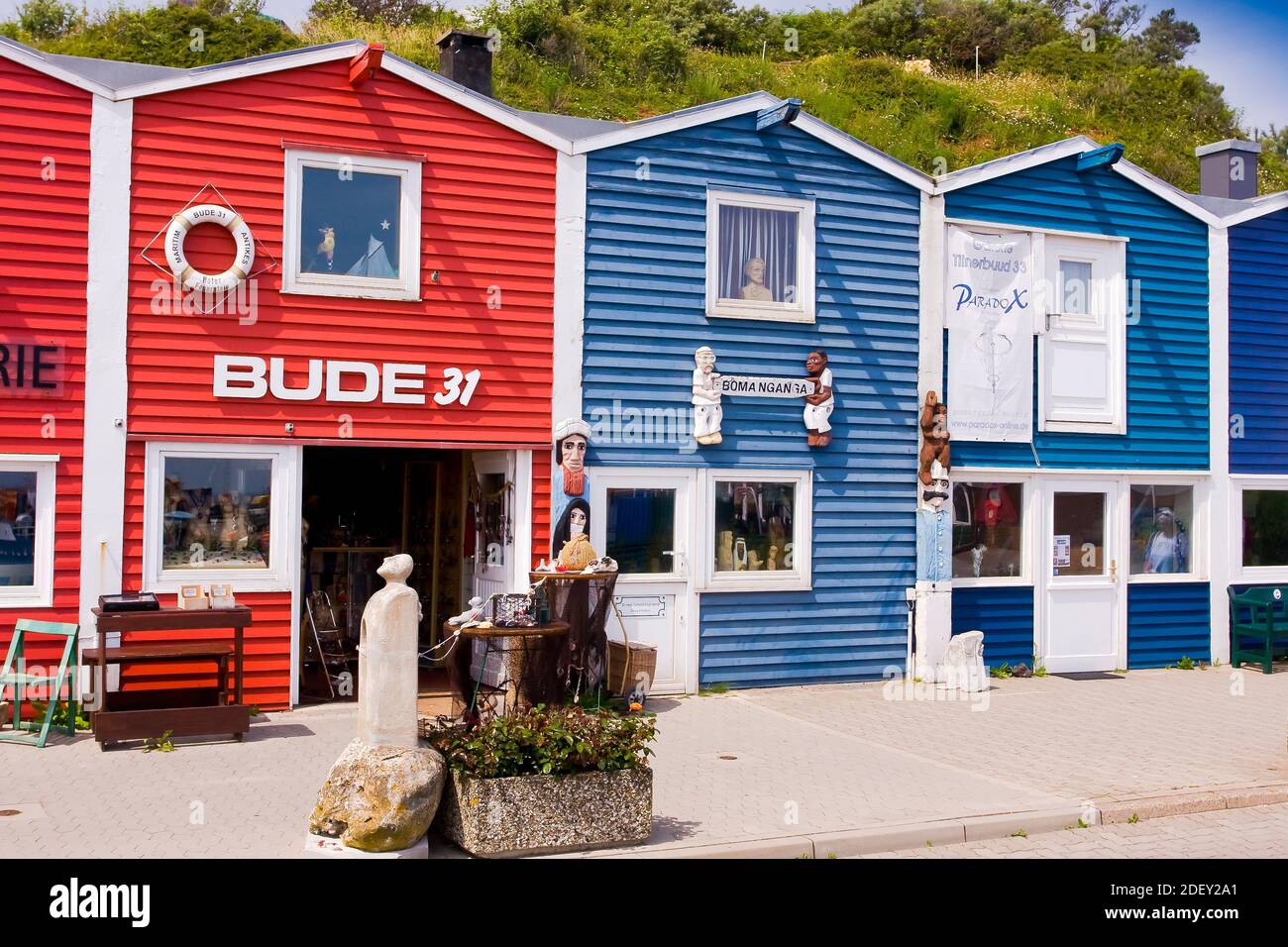 Farbige Krabbenfischerhütten auf der Hafeninsel Helgoland, Deutschland,|des hutches de pêcheur de crabe coloré à Harbour Island Helgoland, Allemagne, style nordique Banque D'Images