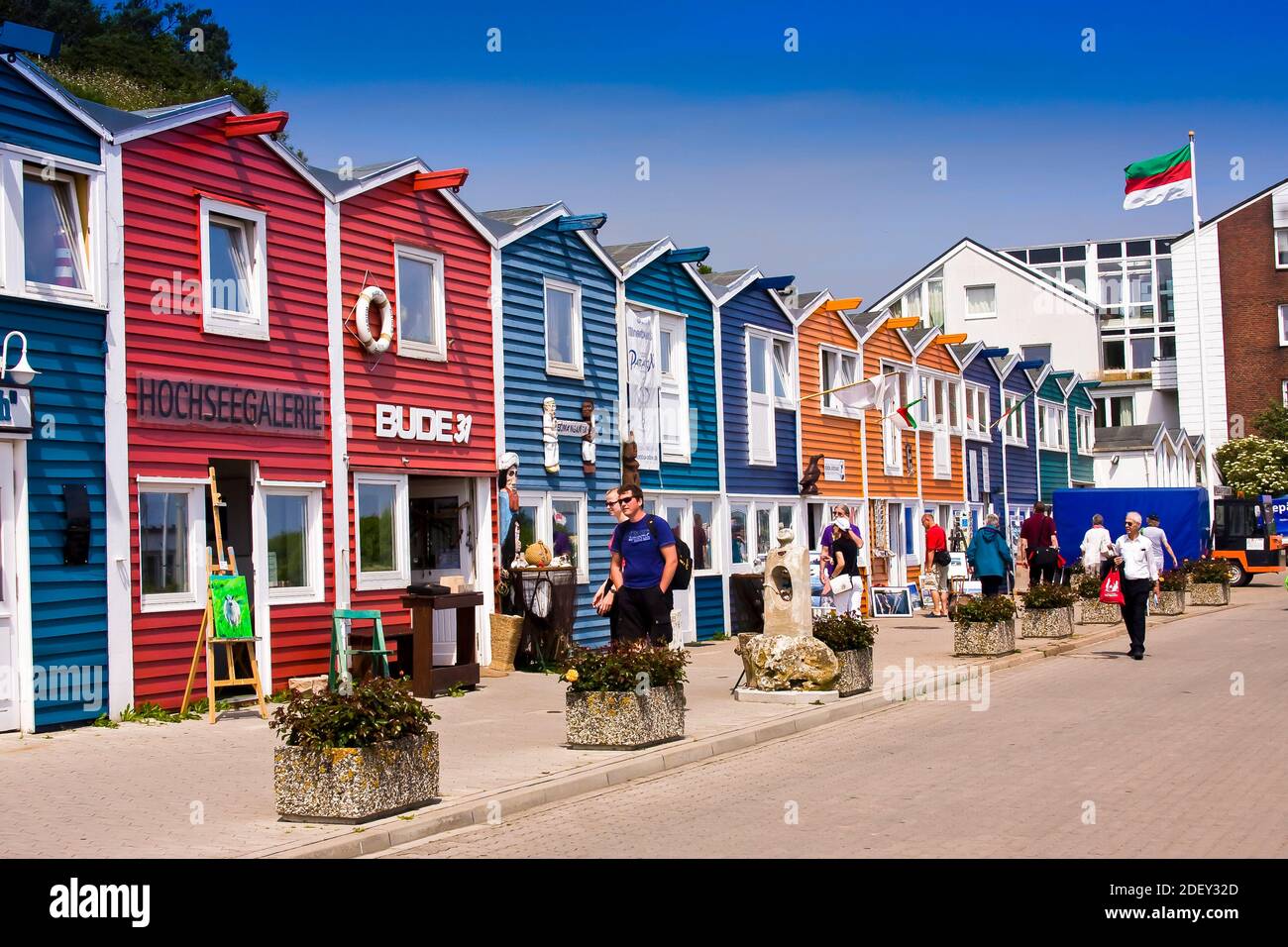 Farbige Krabbenfischerhütten auf der Hafeninsel Helgoland, Deutschland,|des hutches de pêcheur de crabe coloré à Harbour Island Helgoland, Allemagne, style nordique Banque D'Images