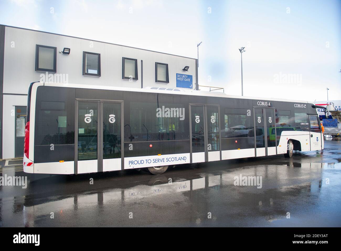 Glasgow, Écosse, Royaume-Uni. 2 décembre 2020. Photo : des joueurs du Celtic football Club vus à l'aéroport de Glasgow qui sortent de leur bus et passent par la sécurité avant de prendre l'avion pour Milan en Italie, où ils joueront à l'AC Milan dans leur jeu de groupe 5 de 6 dans le groupe H demain soir. Glasgow, Écosse, Royaume-Uni. 2 décembre 2020. Photo : des joueurs du Celtic football Club vus à l'aéroport de Glasgow qui sortent de leur bus et passent par la sécurité avant de prendre l'avion pour Milan en Italie, où ils joueront à l'AC Milan dans leur jeu de groupe 5 de 6 dans le groupe H demain soir. Crédit : Colin Fisher/Alay Banque D'Images