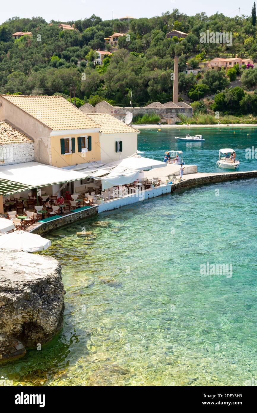Restaurants en bord de mer de Loggos, port de Loggos, Paxos, Grèce Banque D'Images