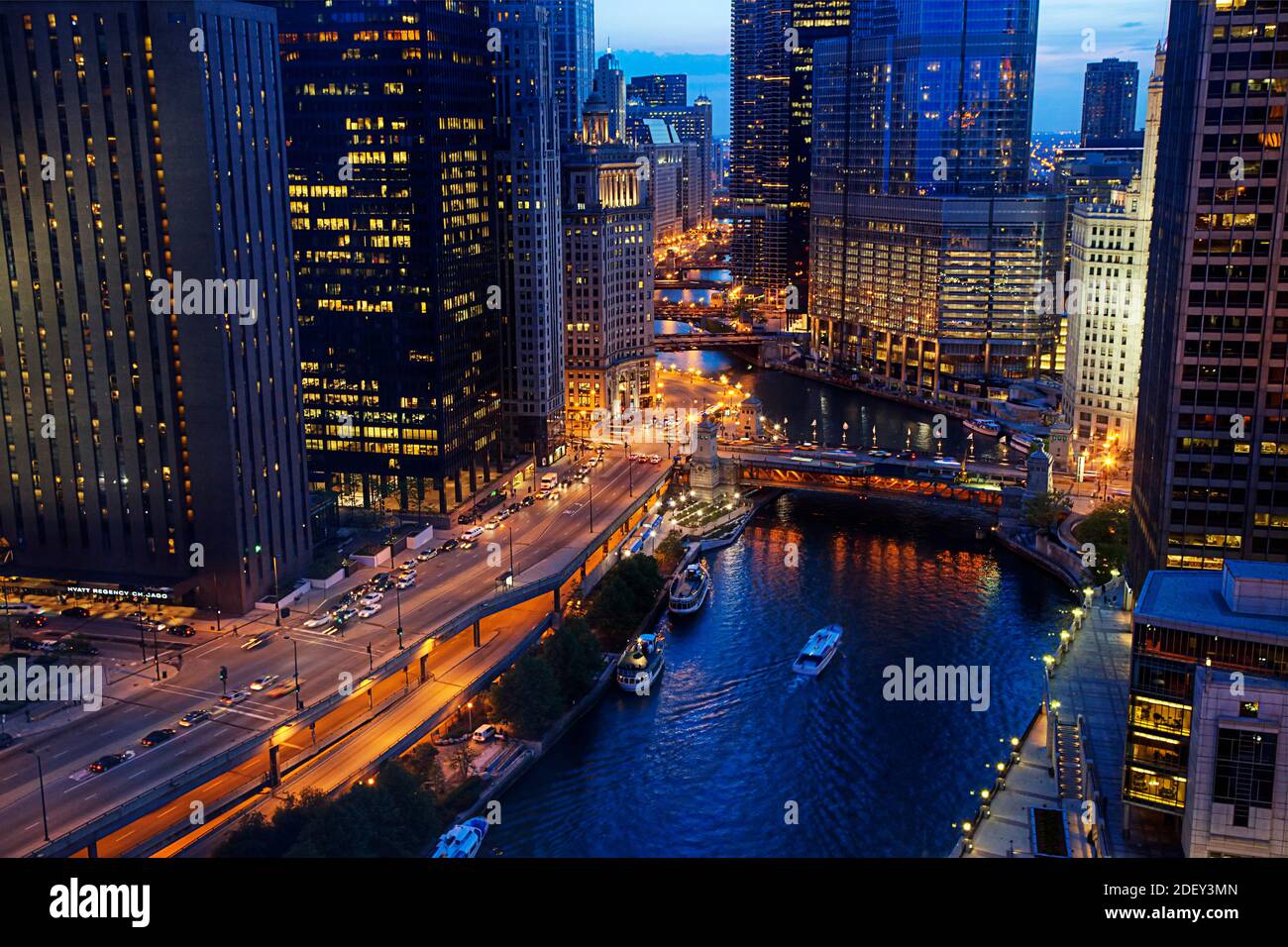 Vue aérienne de la rivière Chicago et Wacker Drive, au crépuscule, Chicago, Illinois, États-Unis Banque D'Images