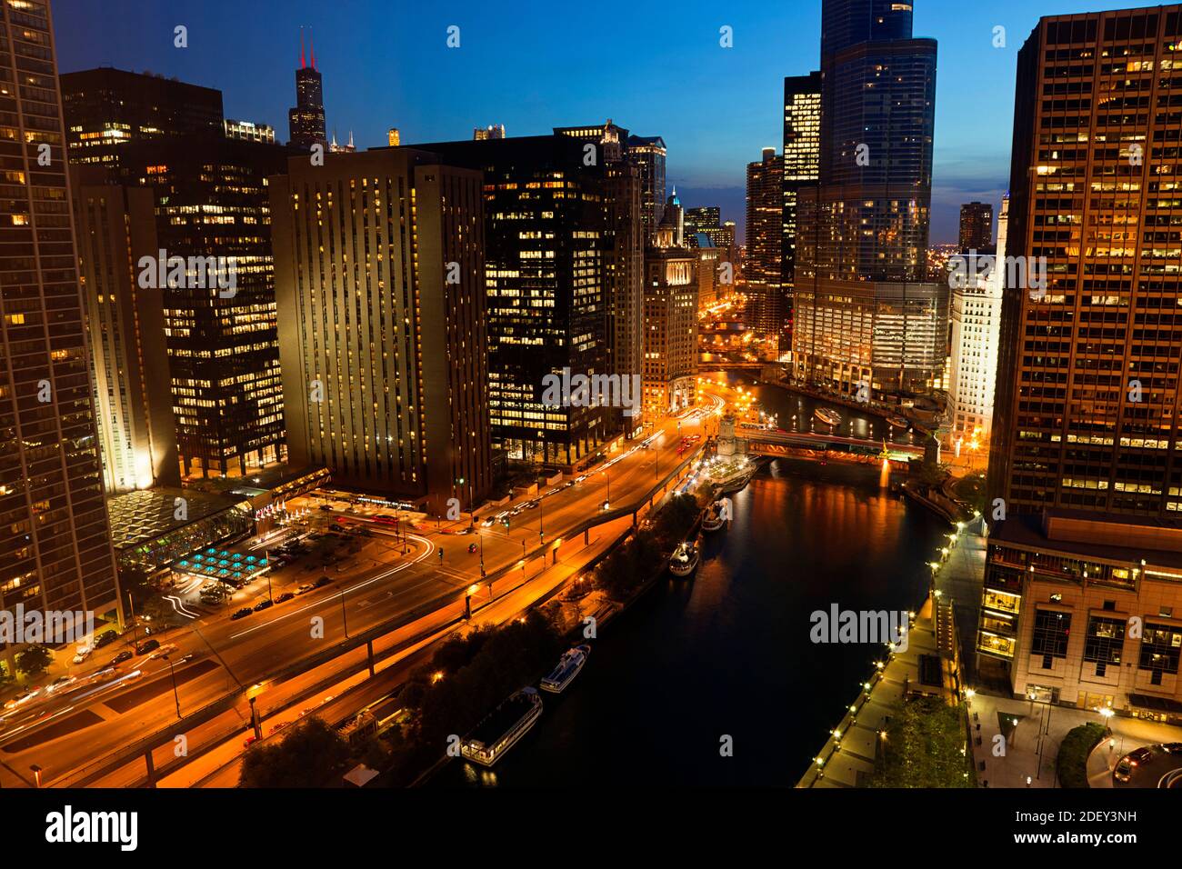 Vue aérienne de la rivière Chicago et Wacker Drive, au crépuscule, Chicago, Illinois, États-Unis Banque D'Images