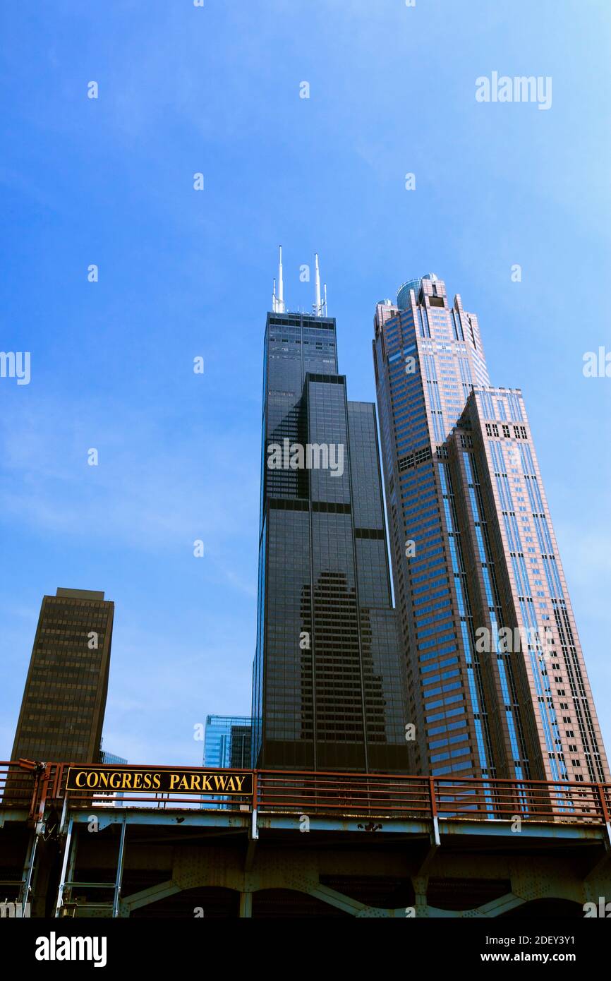 La Willis Tower et 311 South Wacker Drive, du sud Rivière Chicago, Chicago, Illinois, États-Unis Banque D'Images