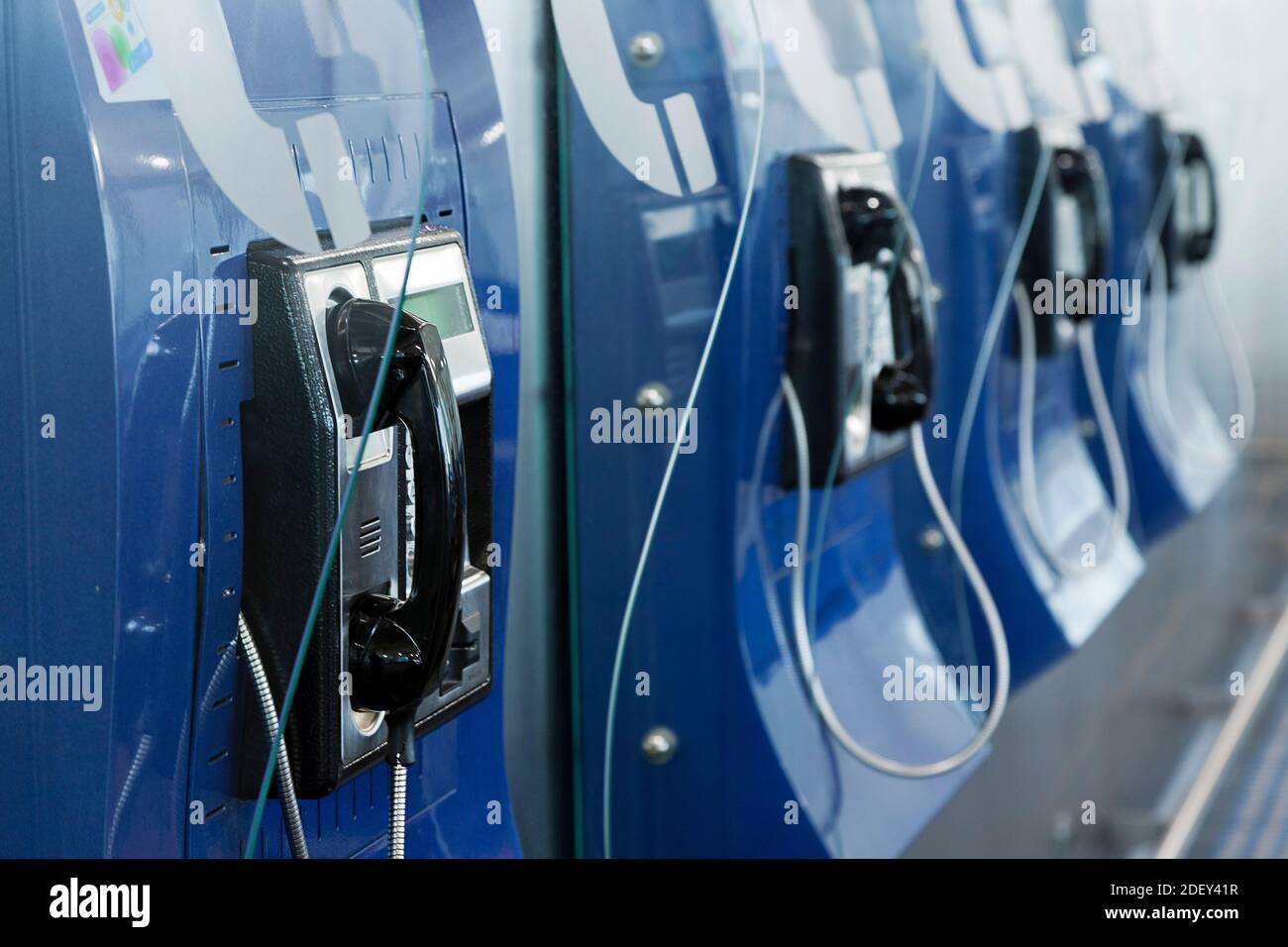 Rangée de téléphones publics payants, aéroport international d'Athènes, Athènes, Attica, Grèce Banque D'Images
