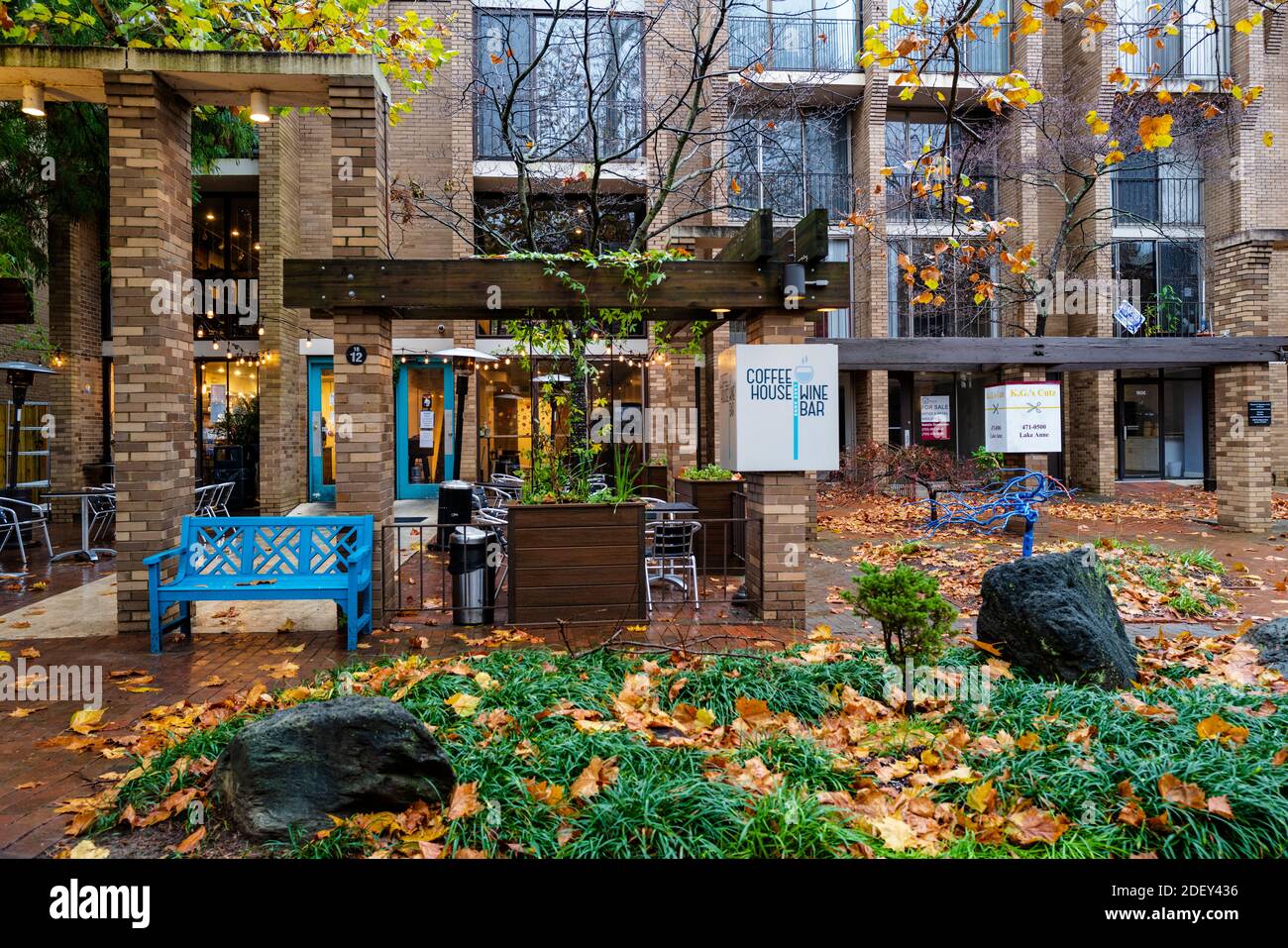 Reston, va, Etats-Unis -- 30 novembre 2020. Une photo de l'extérieur d'un café et d'un bar à vin près du lac Anne à Reston, va Banque D'Images