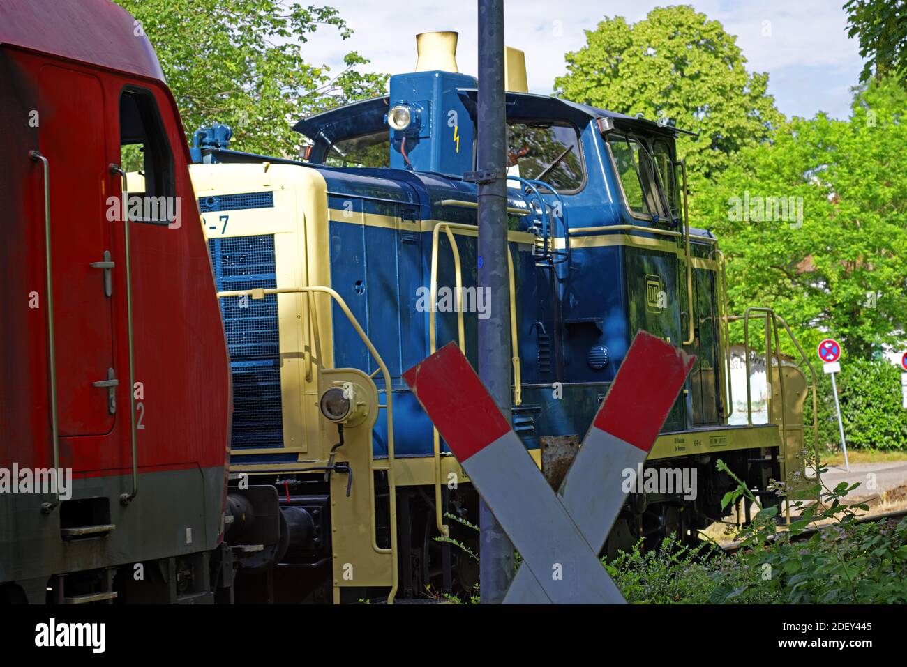 Schum-Stadt, Lokomotive, Güterzug, Bahnübergang Banque D'Images