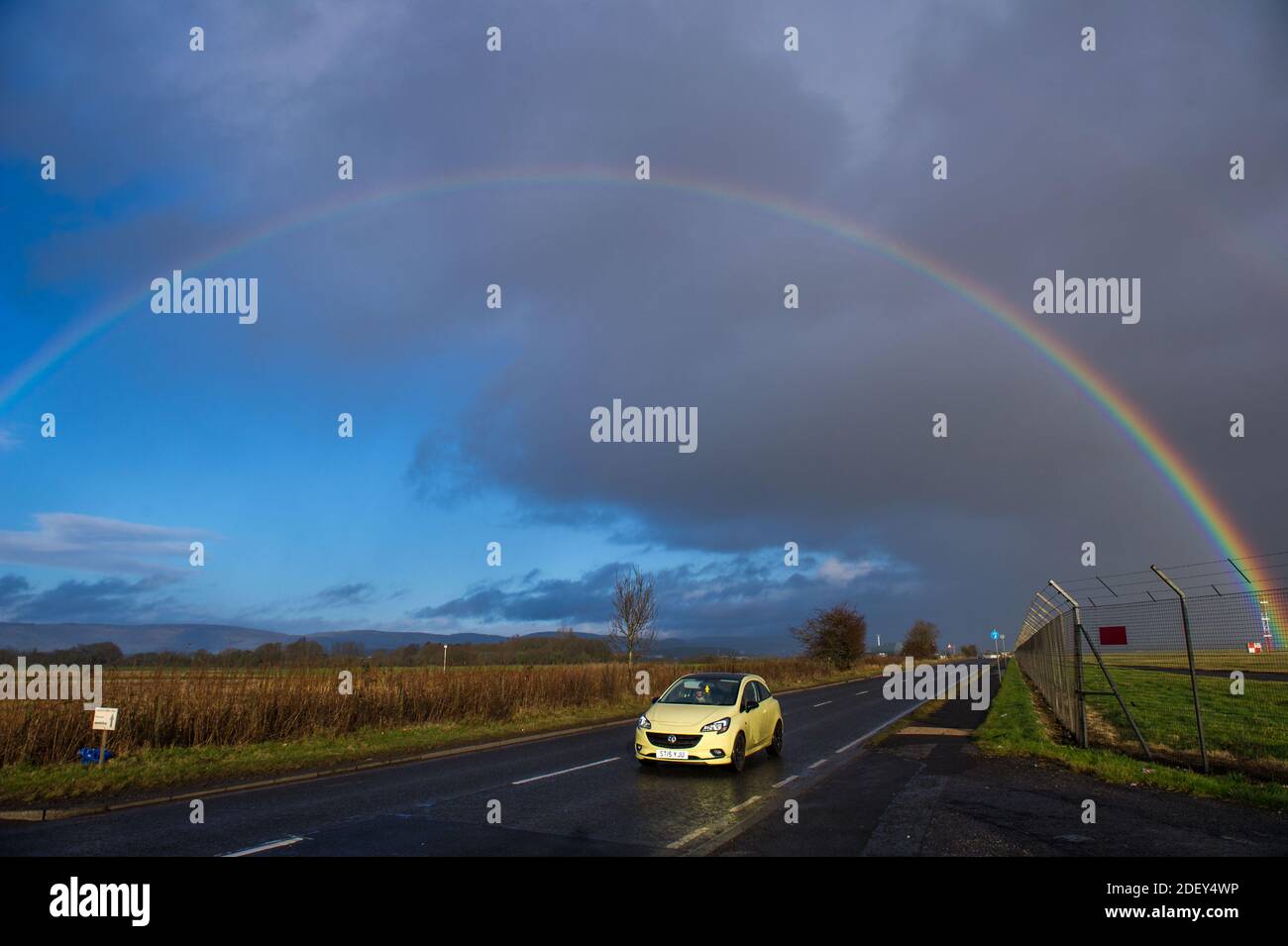 Glasgow, Écosse, Royaume-Uni. 2 décembre 2020. Photo : un arc-en-ciel intense remplit le ciel par une journée froide, humide et venteuse dans le centre de l'Écosse. Les températures sont réglées pour plonger juste au-dessus de zéro ce soir. Tourné à l'aéroport de Glasgow. Crédit : Colin Fisher/Alay Live News Banque D'Images
