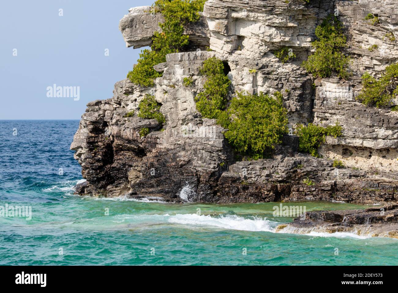 Rochers, végétation et eaux turquoise de la baie Georgienne, ON. Paysages spectaculaires en été dans la baie Georgienne, en ONTARIO, Canada. Il y en a plus de 30,00 Banque D'Images
