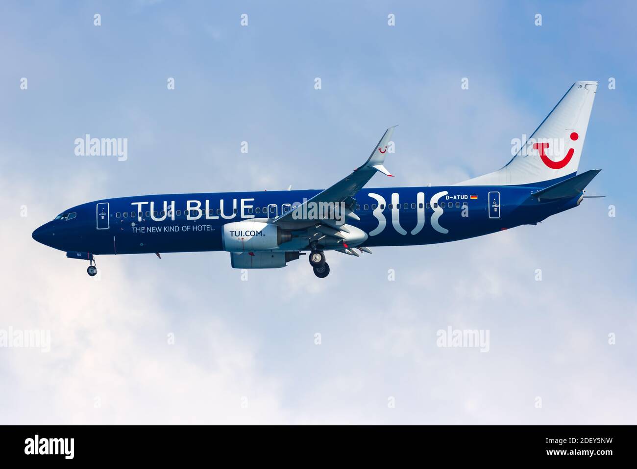 Héraklion, Grèce - 15 septembre 2018 : avion TUIfly Boeing 737-800 avec la décoration spéciale TUI Blue à l'aéroport d'Héraklion (HER) en Grèce. Banque D'Images