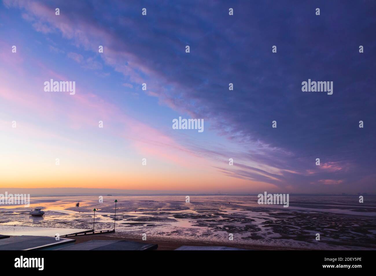 Avant le lever du soleil, un front froid qui s'approche crée un nuage inhabituel Formation au-dessus de l'estuaire de la Tamise sur un décembre froid et givré Matin Banque D'Images