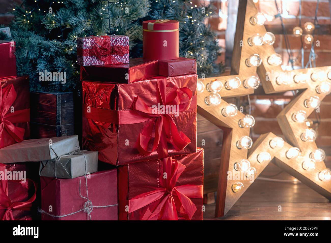 Noël ou nouvel an intérieur de salon, appartement avec arbre de Noël, boîtes cadeaux, étoile ganglante, guirlandes Banque D'Images