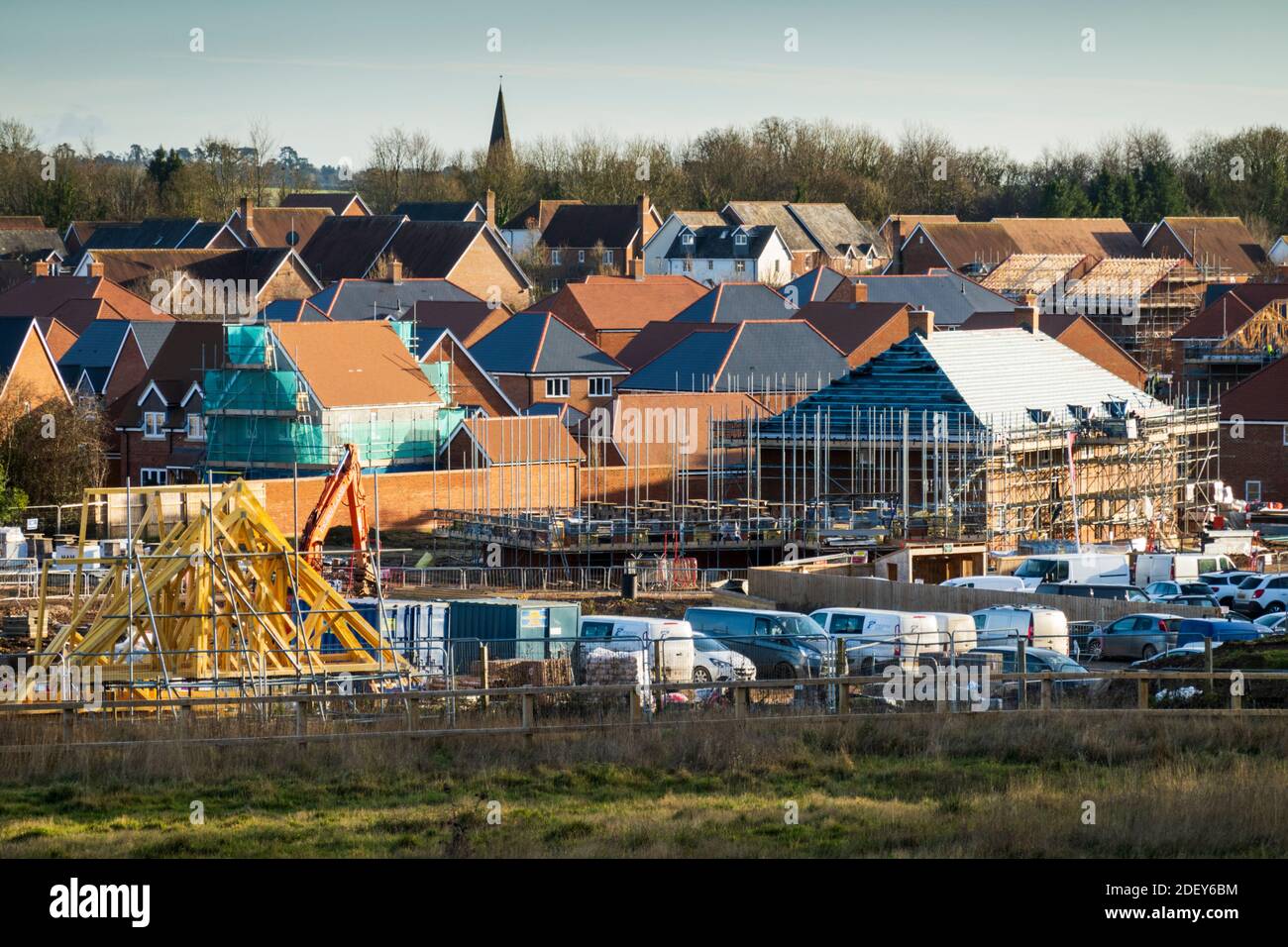Nouveau développement de logements "Watership" à la périphérie de la petite ville de Whitchurch à côté de l'A34, Whitchurch, Hampshire, Angleterre, Royaume-Uni Banque D'Images