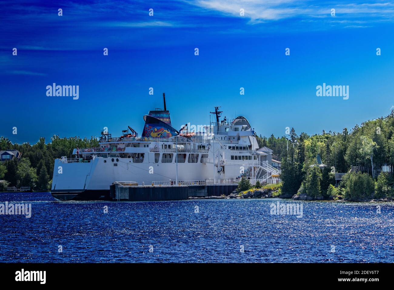 Chargement de passagers et de véhicules à Tobermory, sur la route de South Baymouth, Manitoulin, ONTARIO. Paysage spectaculaire en été dans la baie Georgienne dans L'ONTARIO, Banque D'Images