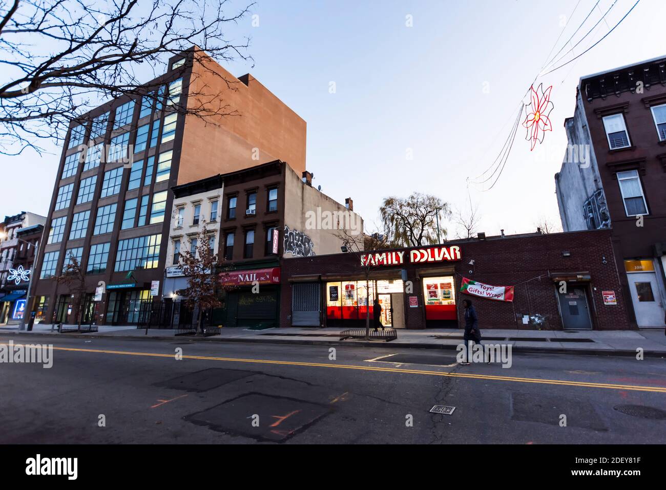 Brooklyn, New York City, États-Unis - 29 novembre 2019. Paysage urbain nocturne avec un magasin Family Dollar à Brooklyn, New York, États-Unis. Banque D'Images