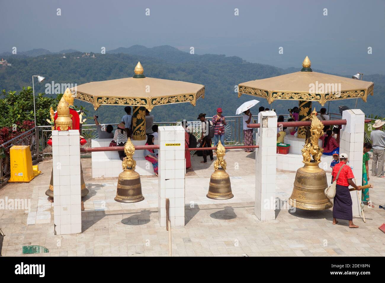 Terrasse, Golden Rock, Mont Kyaiktiyo, Etat du mon, Myanmar, Asie Banque D'Images