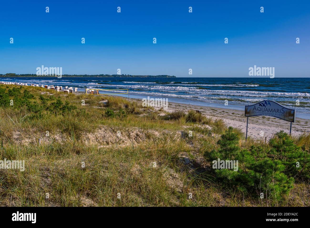 Juliusruh, Allemagne - 17. Septembre 2020: Le vent, la journée de tempête à la plage de Juliusruh sur l'île de Ruegen avec des chaises de plage sur la plage de sable et Banque D'Images