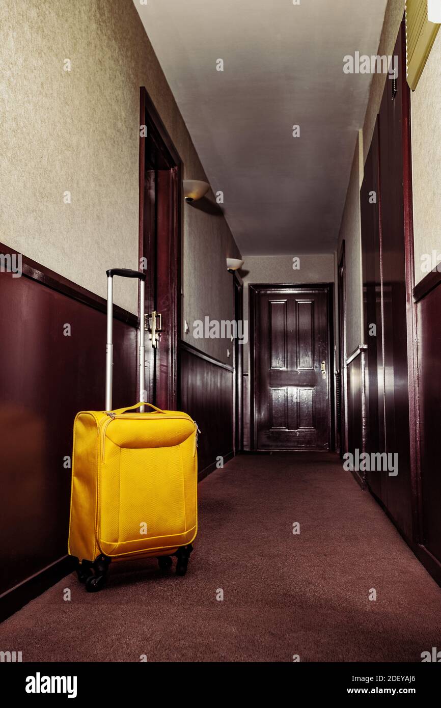 Valise jaune dans le hall de l'hôtel - Voyage concept Banque D'Images