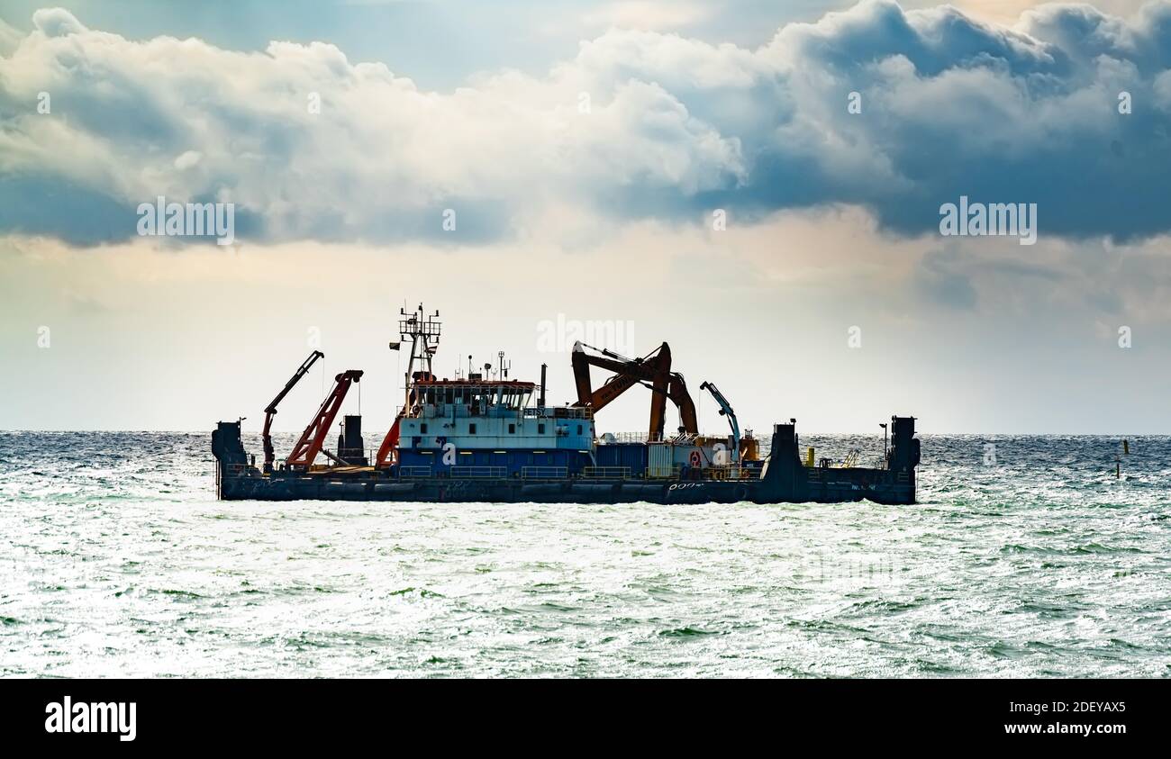 Chaland de dragage de mer travaillant sur une nouvelle installation portuaire pour le projet de raccordement du tunnel du détroit de Fehmarn qui reliera le Danemark et l'Allemagne. Banque D'Images