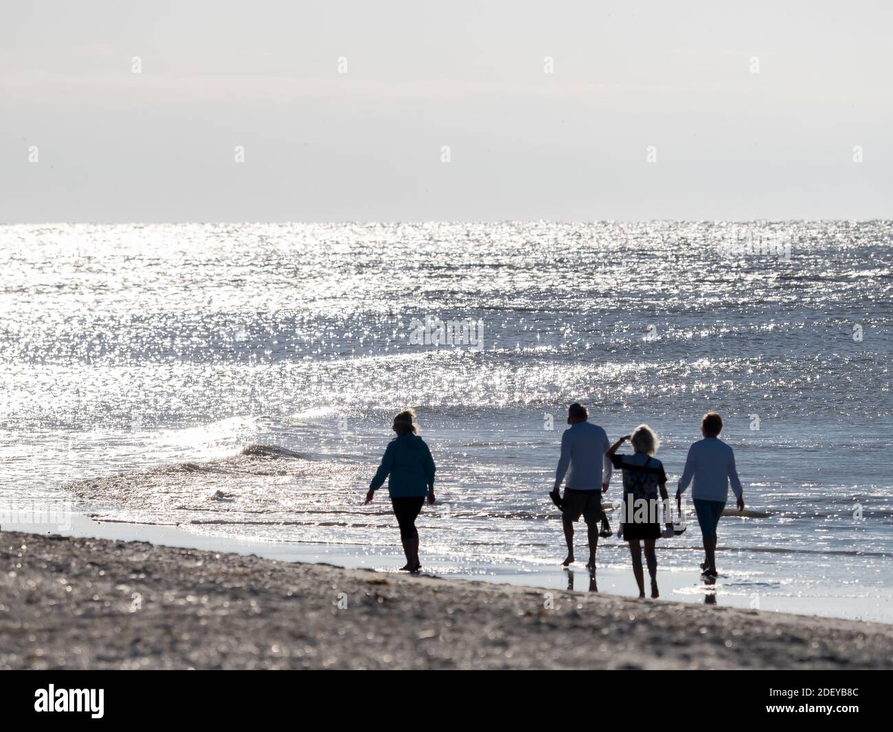 Personnes marchant sur la plage du golfe du Mexique sur l'île de Sanibel Floride aux États-Unis Banque D'Images