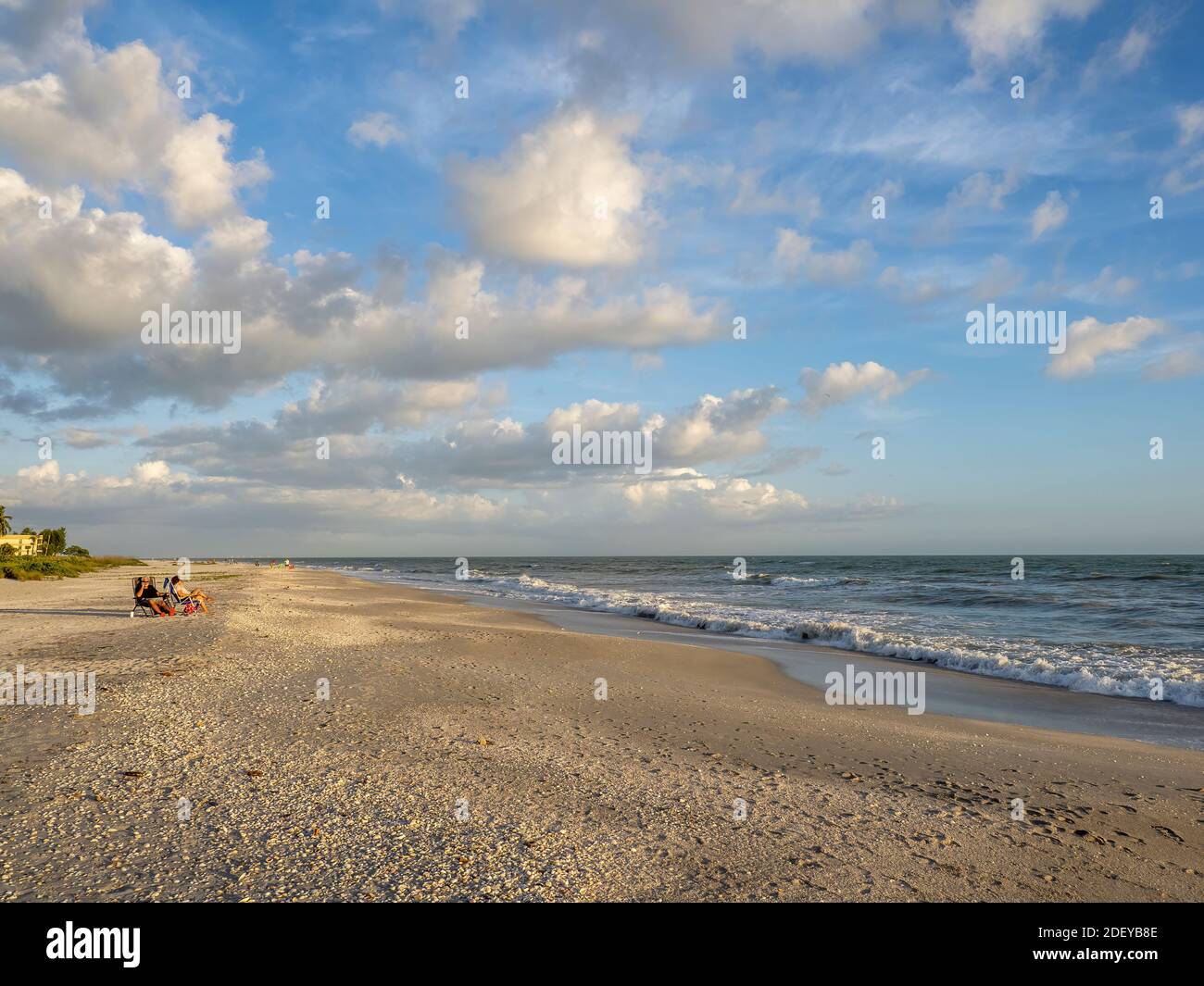 Personnes assises sur la plage du golfe du Mexique sur l'île de Sanibel Floride aux États-Unis Banque D'Images