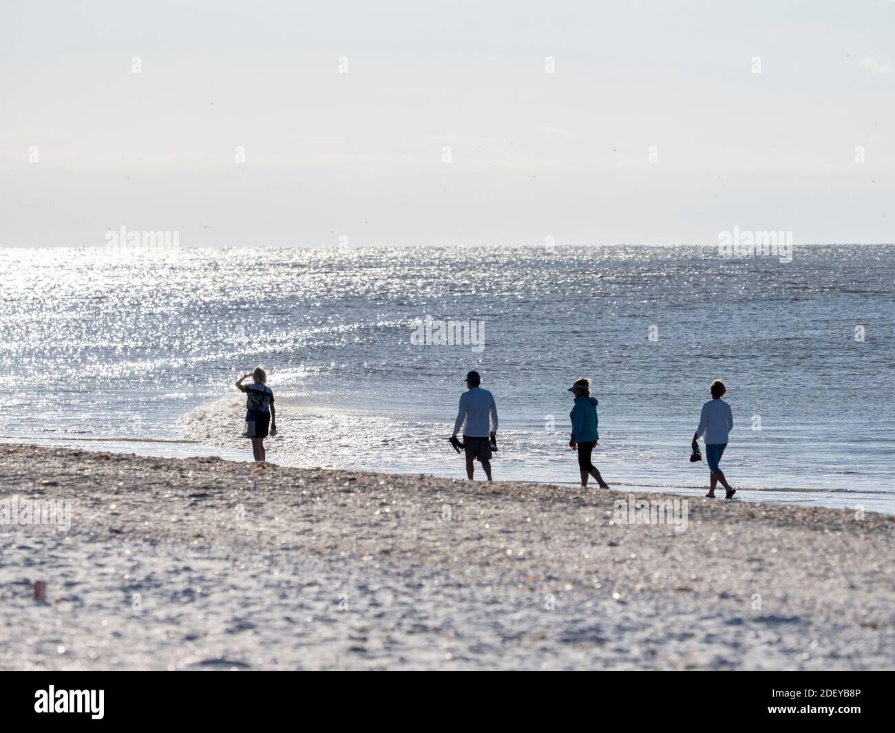 Personnes marchant sur la plage du golfe du Mexique sur l'île de Sanibel Floride aux États-Unis Banque D'Images