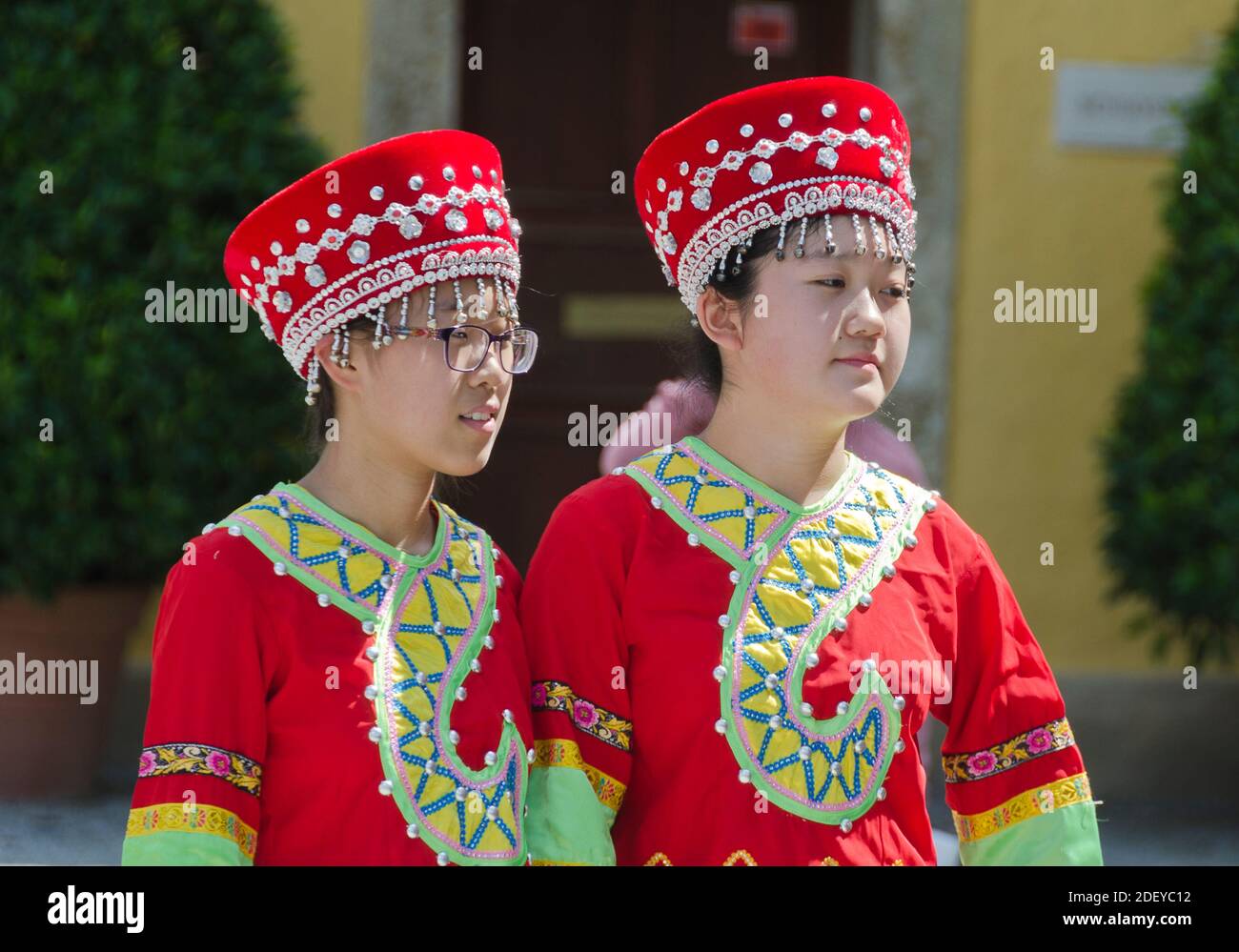 Deux filles de l'école HSY Chaoyang de Pékin à l'occasion de la visite de l'art musical d'Europe centrale de 2014 en face du palais Hellbrunn, Salzbourg, Austr Banque D'Images