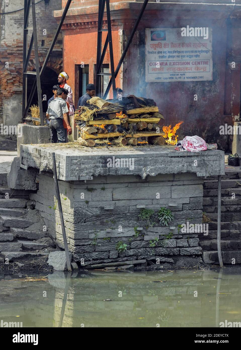 Katmandou. Népal. 03.16.05. Crémation sur les Ghats par la rivière Bagmati dans le temple hindou de Pashupatinath à Katmandou, Népal. Patrimoine mondial de l'UNESCO. Banque D'Images