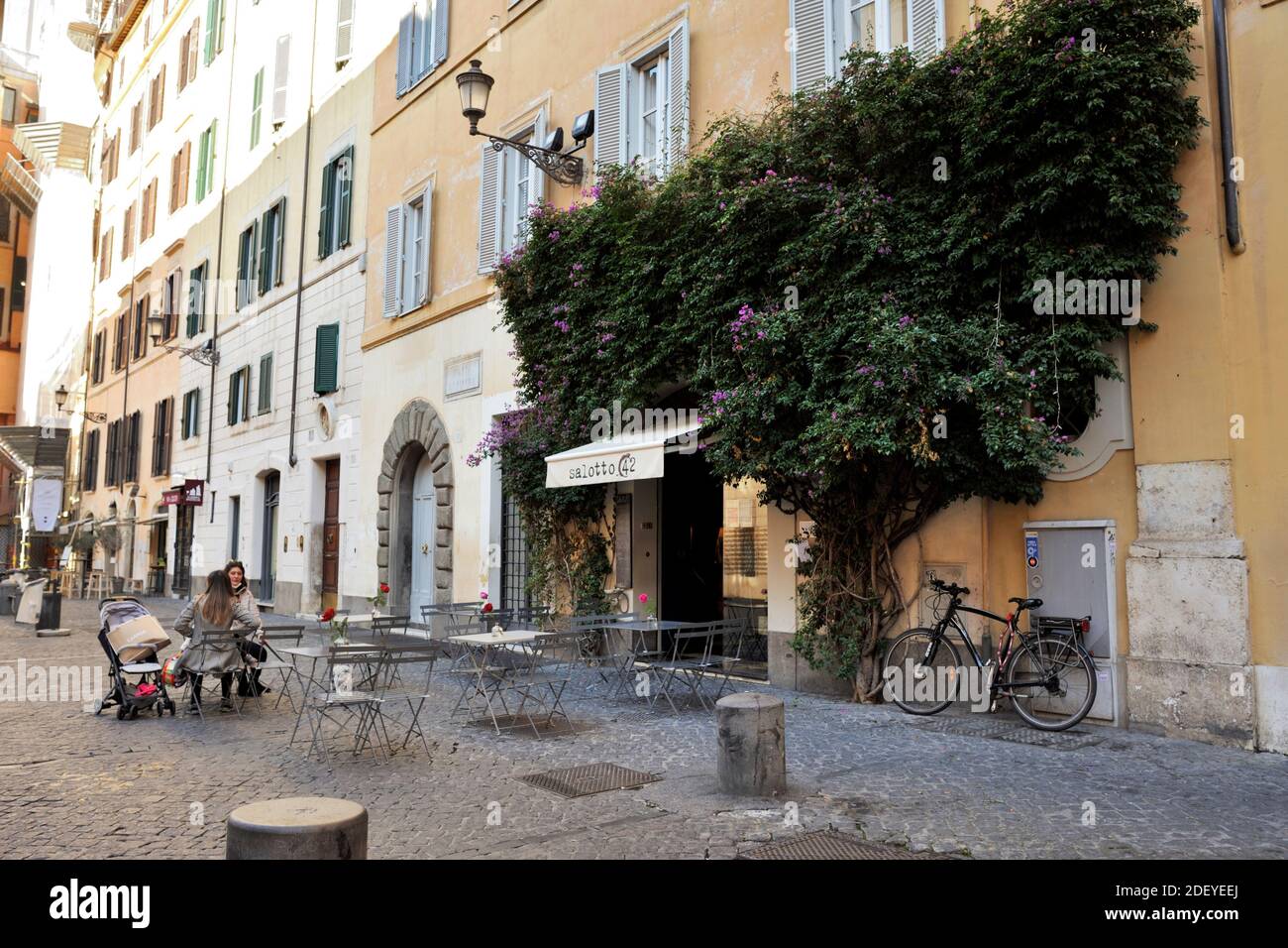 Italie, Rome, Piazza di Pietra, Salotto 42 café Banque D'Images