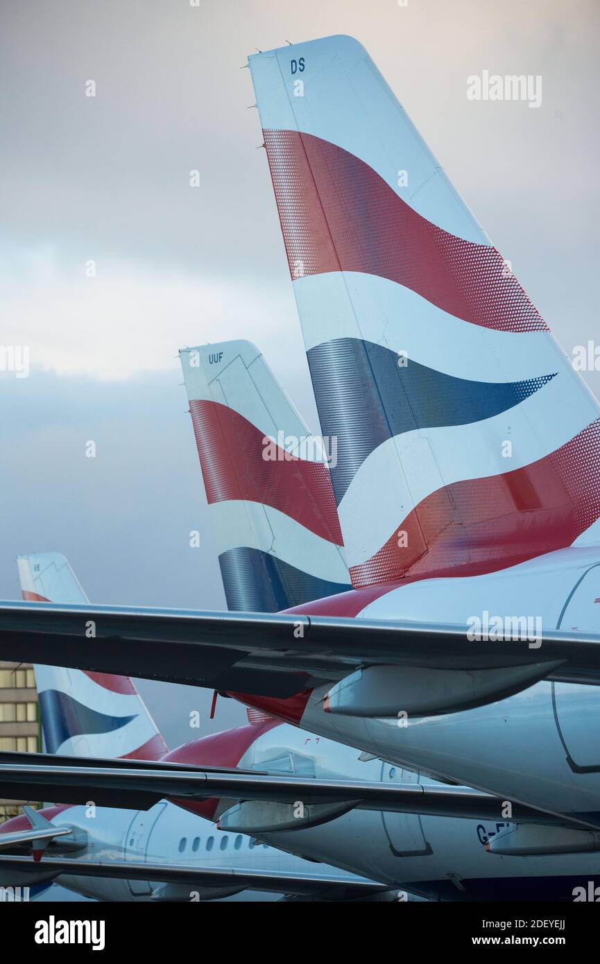 Glasgow, Écosse, Royaume-Uni. 2 décembre 2020. Photo :les avions airbus de British Airways sont toujours au sol en raison de la pandémie du coronavirus (COVID19). En raison de l'incertitude et d'un ralentissement massif et sans précédent de l'industrie aérienne mondiale, British Airways (BA) a mis plus d'un quart de son personnel à disposition. L'aéroport de Glasgow a maintenant garé les jets mis à la terre dans une zone plus petite du tarmac, puisqu'ils occupaient une partie de la deuxième piste de l'aéroport. Crédit : Colin Fisher/Alay Live News Banque D'Images