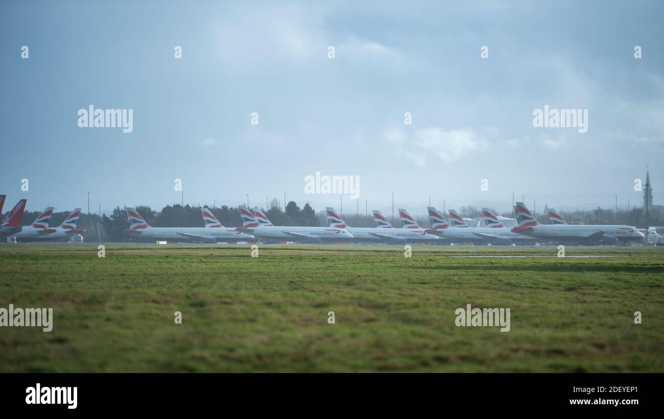 Glasgow, Écosse, Royaume-Uni. 2 décembre 2020. Photo :les avions airbus de British Airways sont toujours au sol en raison de la pandémie du coronavirus (COVID19). En raison de l'incertitude et d'un ralentissement massif et sans précédent de l'industrie aérienne mondiale, British Airways (BA) a mis plus d'un quart de son personnel à disposition. L'aéroport de Glasgow a maintenant garé les jets mis à la terre dans une zone plus petite du tarmac, puisqu'ils occupaient une partie de la deuxième piste de l'aéroport. Crédit : Colin Fisher/Alay Live News Banque D'Images