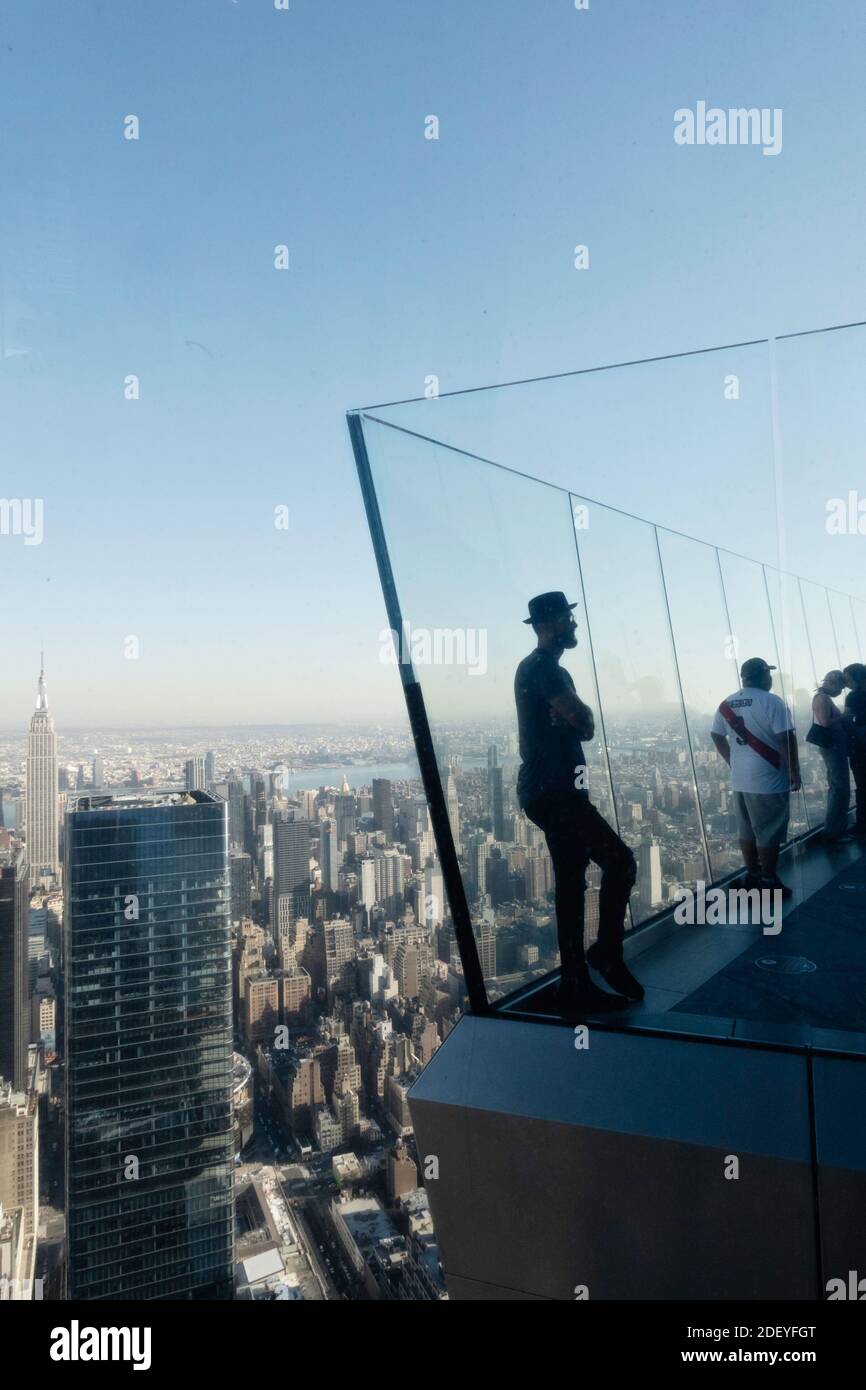 Touristes à la terrasse d'observation Edge, Hudson yards, New York, États-Unis Banque D'Images