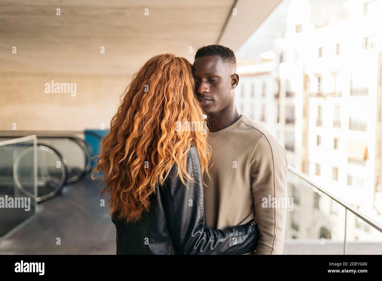 Photo d'un jeune couple multiethnique qui se serre. Banque D'Images