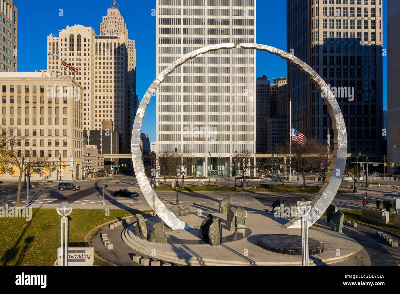 Detroit, Michigan - « transcendant », un monument historique du travail à Hart Plaza, érigé par la Michigan Labour History Society. Banque D'Images