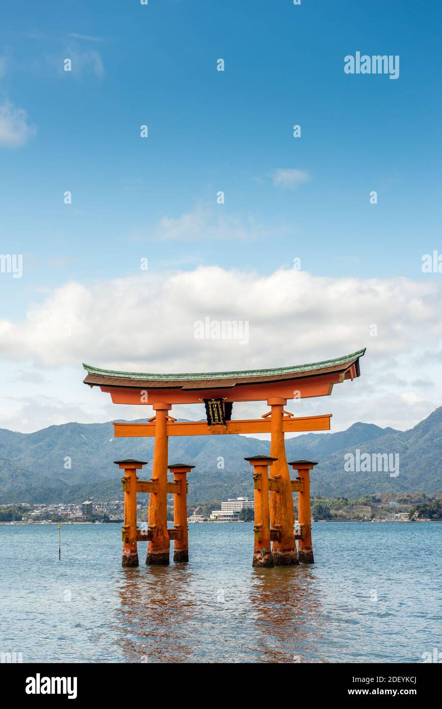 Grand torii dans l'eau au sanctuaire d'Itsukujima, à côté d'Hiroshima, au Japon Banque D'Images