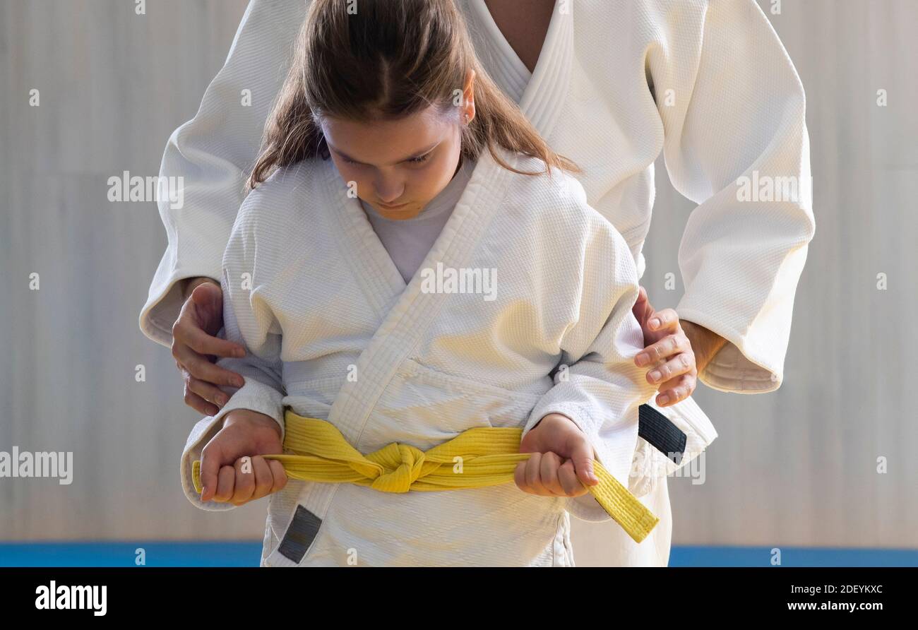 Entraîneur de judo expérimenté avec ceinture de sécurité noire pour son  élève avant la compétition Photo Stock - Alamy