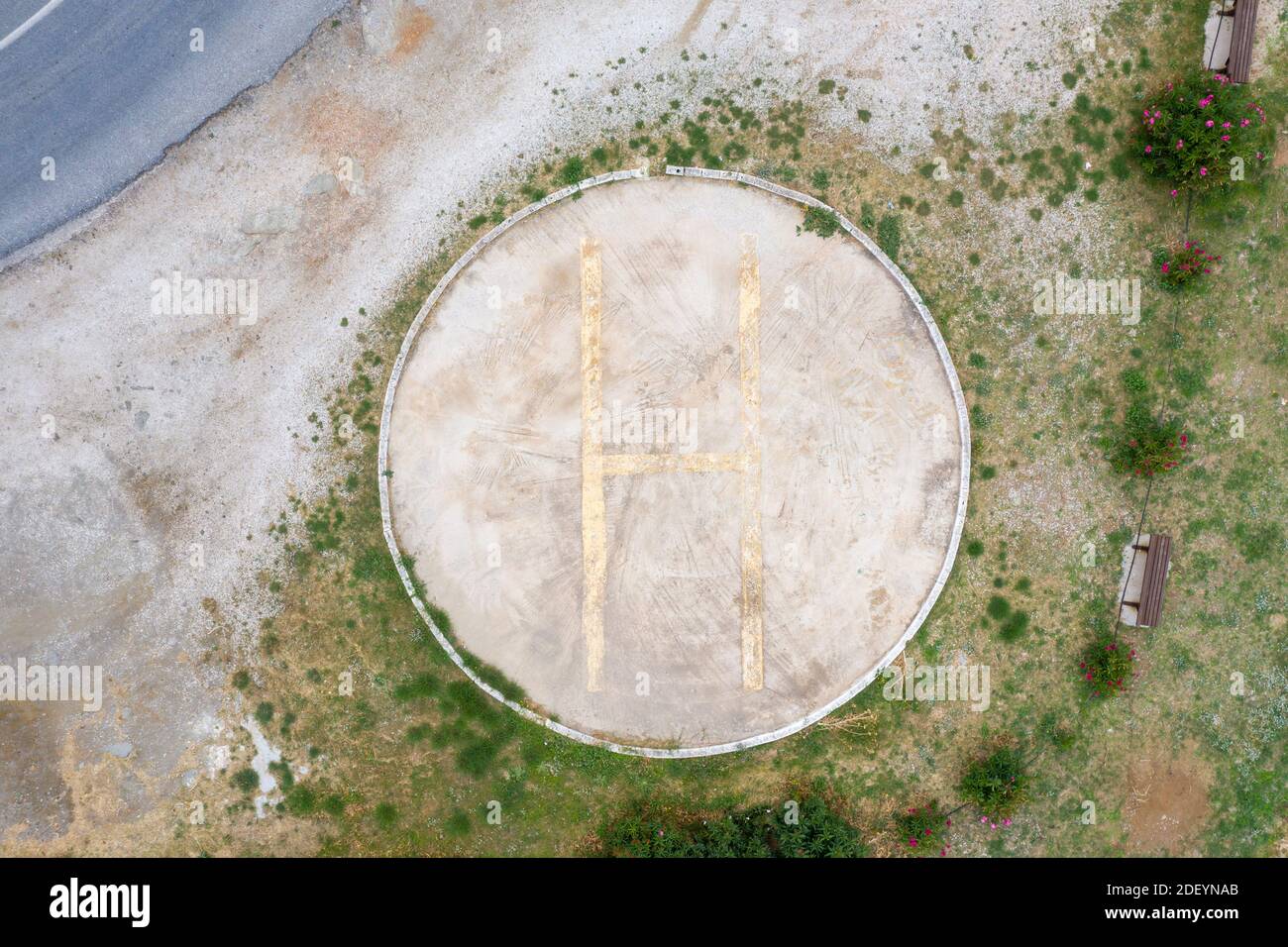 Zone d'atterrissage des hélicoptères. Vue aérienne du panneau héliport par drone. Signal héliport avec lettre jaune H au sol, nous faire sentir en sécurité en cas d'émergence Banque D'Images