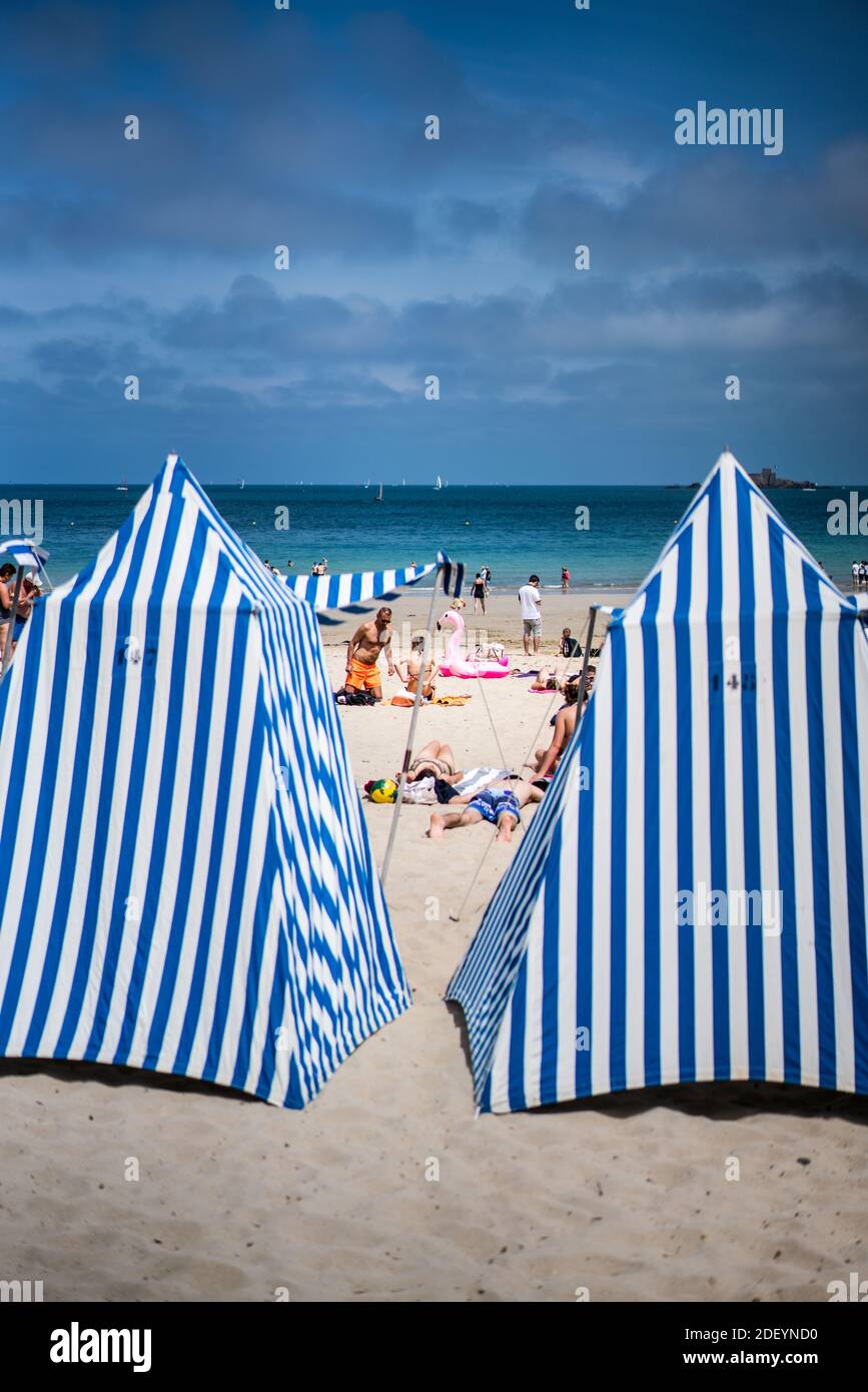 Tentes de plage à la Plage de l'Ecluse dans la ville de Dinard, Bretagne,  France Photo Stock - Alamy