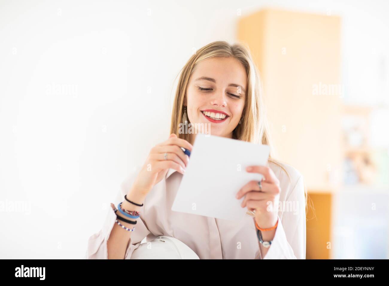 jeune femme avec un crayon et un folio dans un bureau travaillant Banque D'Images