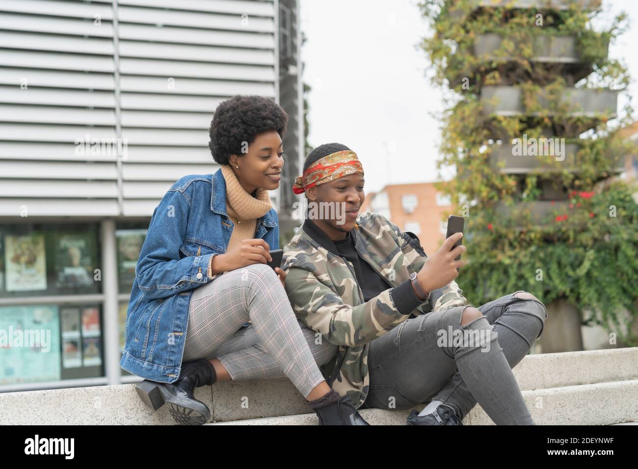 Couple de mariage africain regardant leur smartphone Banque D'Images