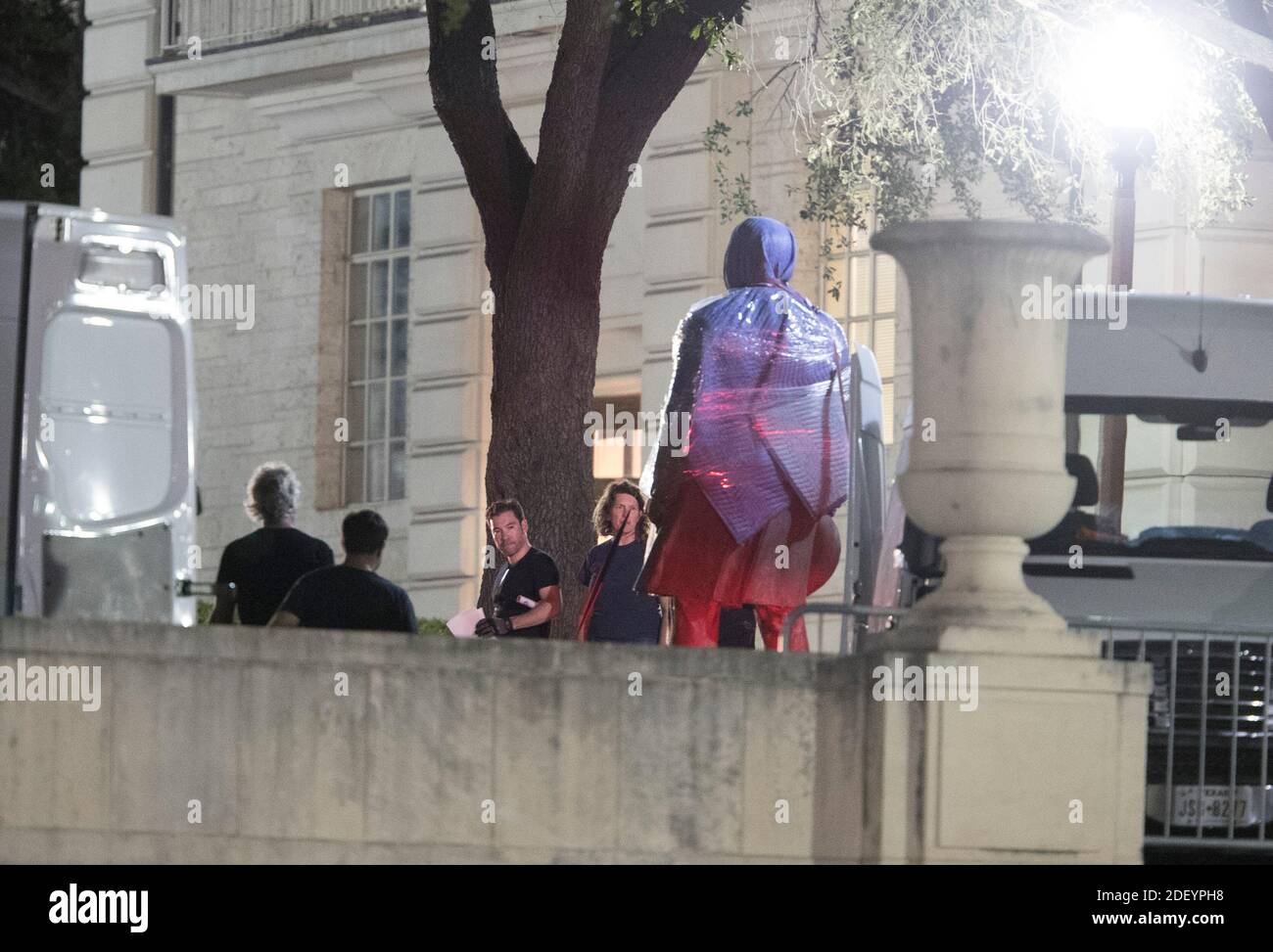 21 août 2017, Austin TX USA: Les travailleurs retirent la deuxième des quatre statues des héros confédérés à l'Université du Texas dans une action surprise de minuit avant que les cours d'automne commencent la semaine prochaine. Les quatre sont Stephen Hogg, Robert E. Lee, Sidney Johnston et John H. Reagan. ©Bob Daemmrich Banque D'Images