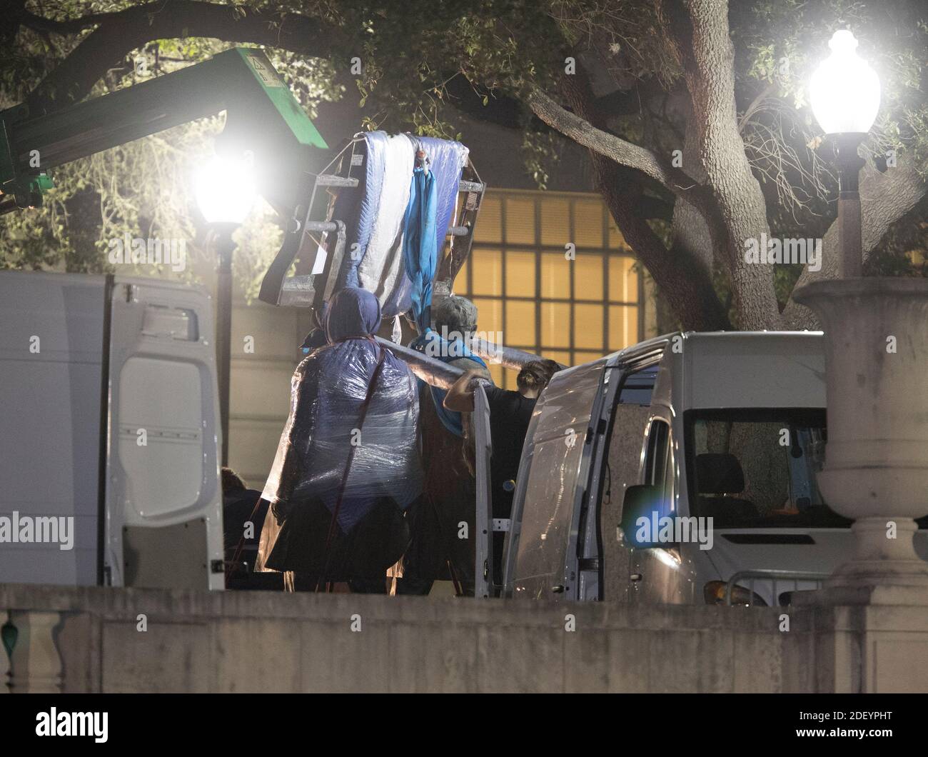 21 août 2017, Austin TX USA: Les travailleurs retirent la deuxième des quatre statues des héros confédérés à l'Université du Texas dans une action surprise de minuit avant que les cours d'automne commencent la semaine prochaine. Les quatre sont Stephen Hogg, Robert E. Lee, Sidney Johnston et John H. Reagan. ©Bob Daemmrich Banque D'Images