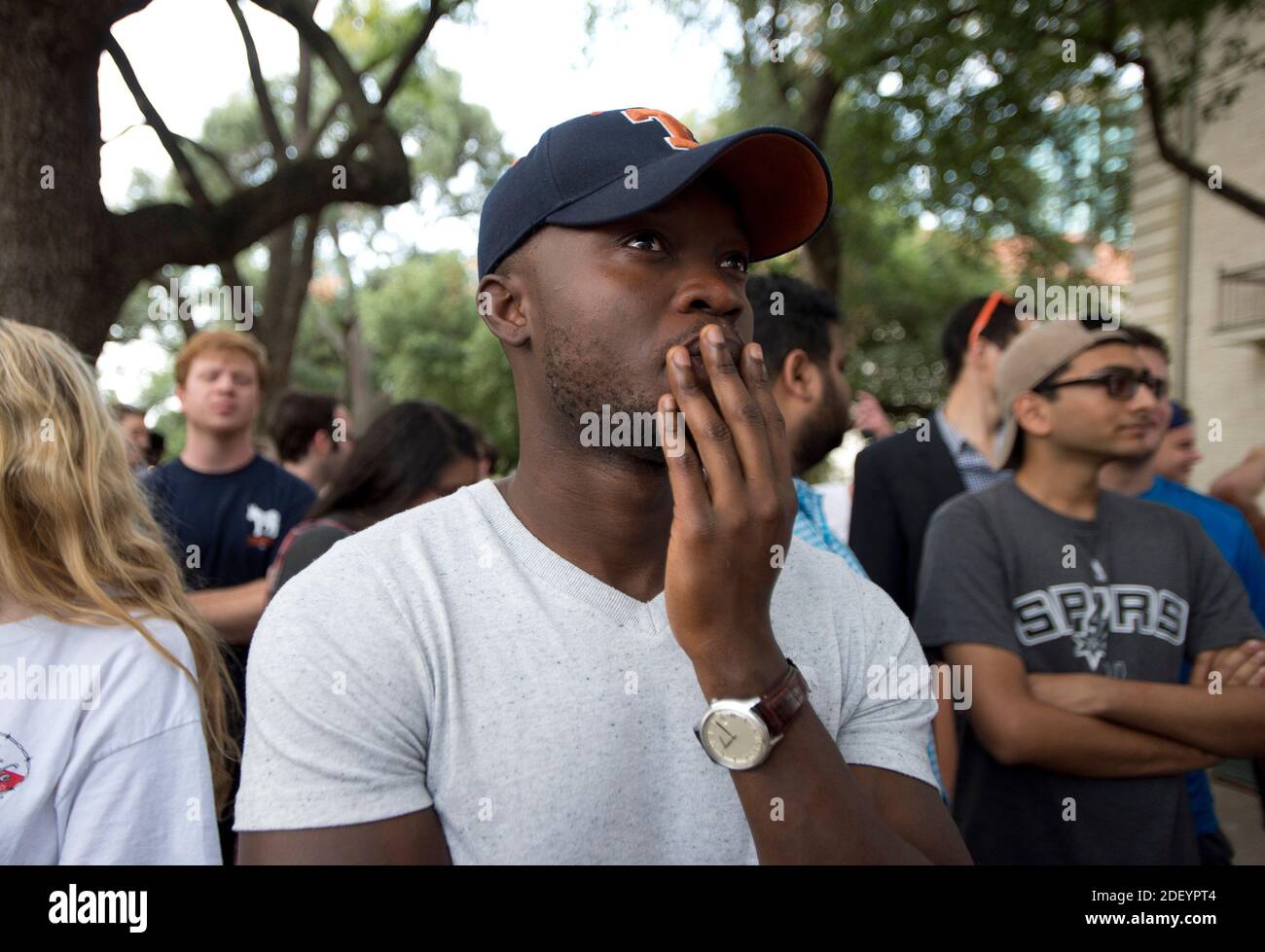 30 août 2015, Austin TX SUSA : Les étudiants de l'université du Texas regardent une statue de 1933 du président des États confédérés d'Amérique Jefferson Davis est retiré de son emplacement proéminent sur le South Mall de l'université dimanche après que le président de l'UT Gregory Fenves a annoncé qu'il sera placé dans un musée de campus avec une statue de compagnon du président Woodrow Wilson. Les fusillades à motivation raciale aux États-Unis ont entraîné un réexamen des icônes culturelles du Sud confédéré. ©Bob Daemmrich Banque D'Images