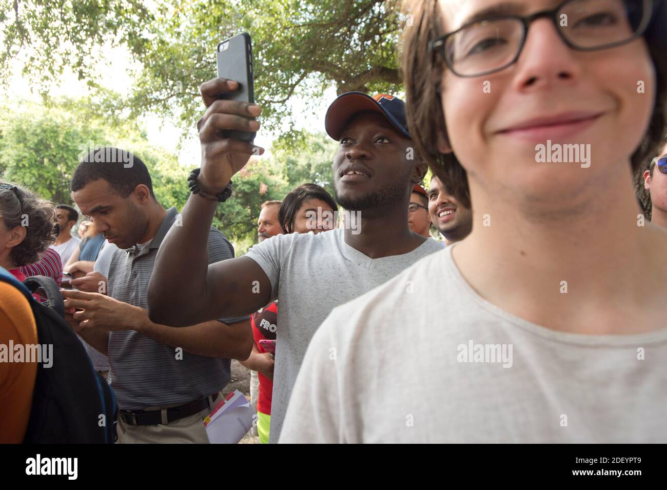 30 août 2015, Austin TX SUSA : Les étudiants de l'université du Texas regardent une statue de 1933 du président des États confédérés d'Amérique Jefferson Davis est retiré de son emplacement proéminent sur le South Mall de l'université dimanche après que le président de l'UT Gregory Fenves a annoncé qu'il sera placé dans un musée de campus avec une statue de compagnon du président Woodrow Wilson. Les fusillades à motivation raciale aux États-Unis ont entraîné un réexamen des icônes culturelles du Sud confédéré. ©Bob Daemmrich Banque D'Images