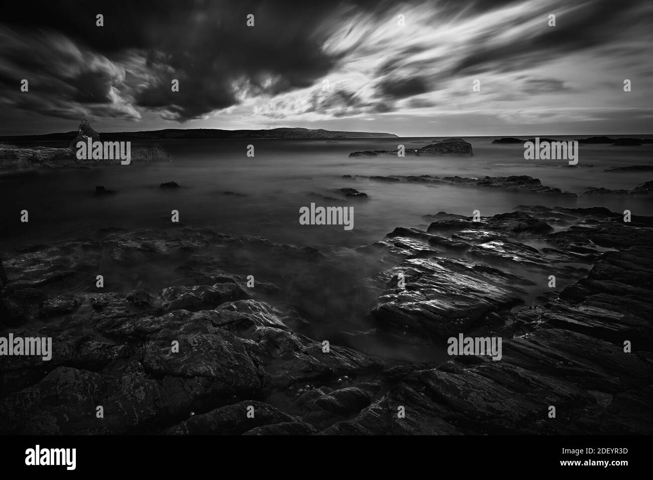 St Ives Bay, nuages dramatiques à longue exposition Banque D'Images