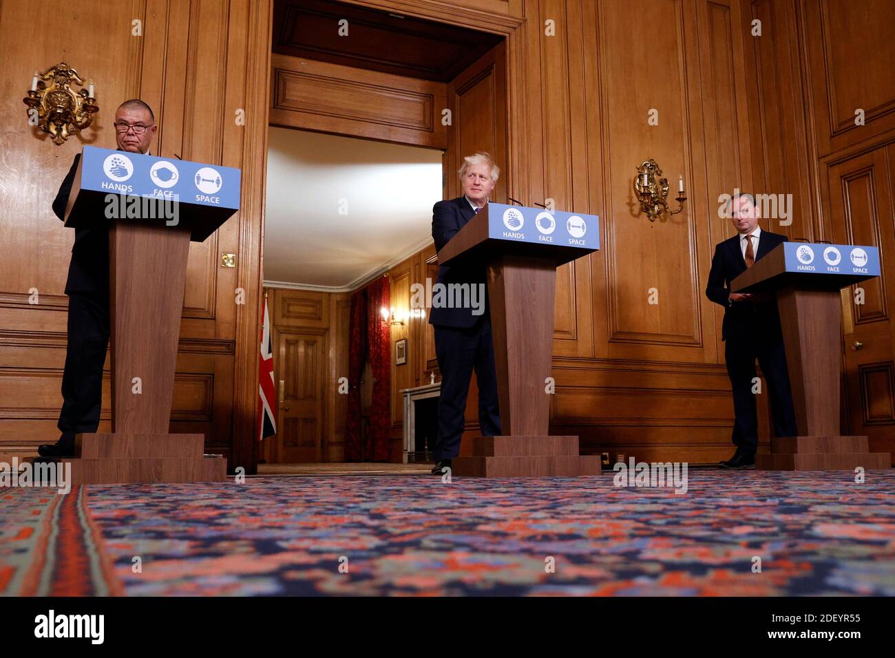 (De gauche à droite) médecin-chef adjoint pour l'Angleterre Jonathan Van-Tam, Premier ministre Boris Johnson et Président-directeur général du NHS, Sir Simon Stevens lors d'un exposé des médias sur le coronavirus (COVID-19) à Downing Street, Londres. Banque D'Images