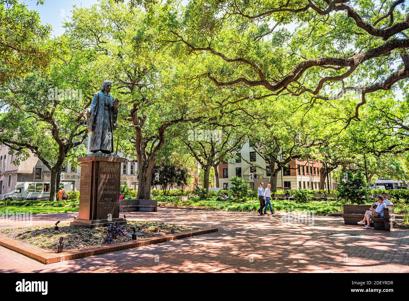 Savannah, Etats-Unis - 11 mai 2018: Reynolds Park avec des gens en Géorgie pendant la journée ensoleillée en été avec rue et statue de John Wesley dans le centre de la place Banque D'Images