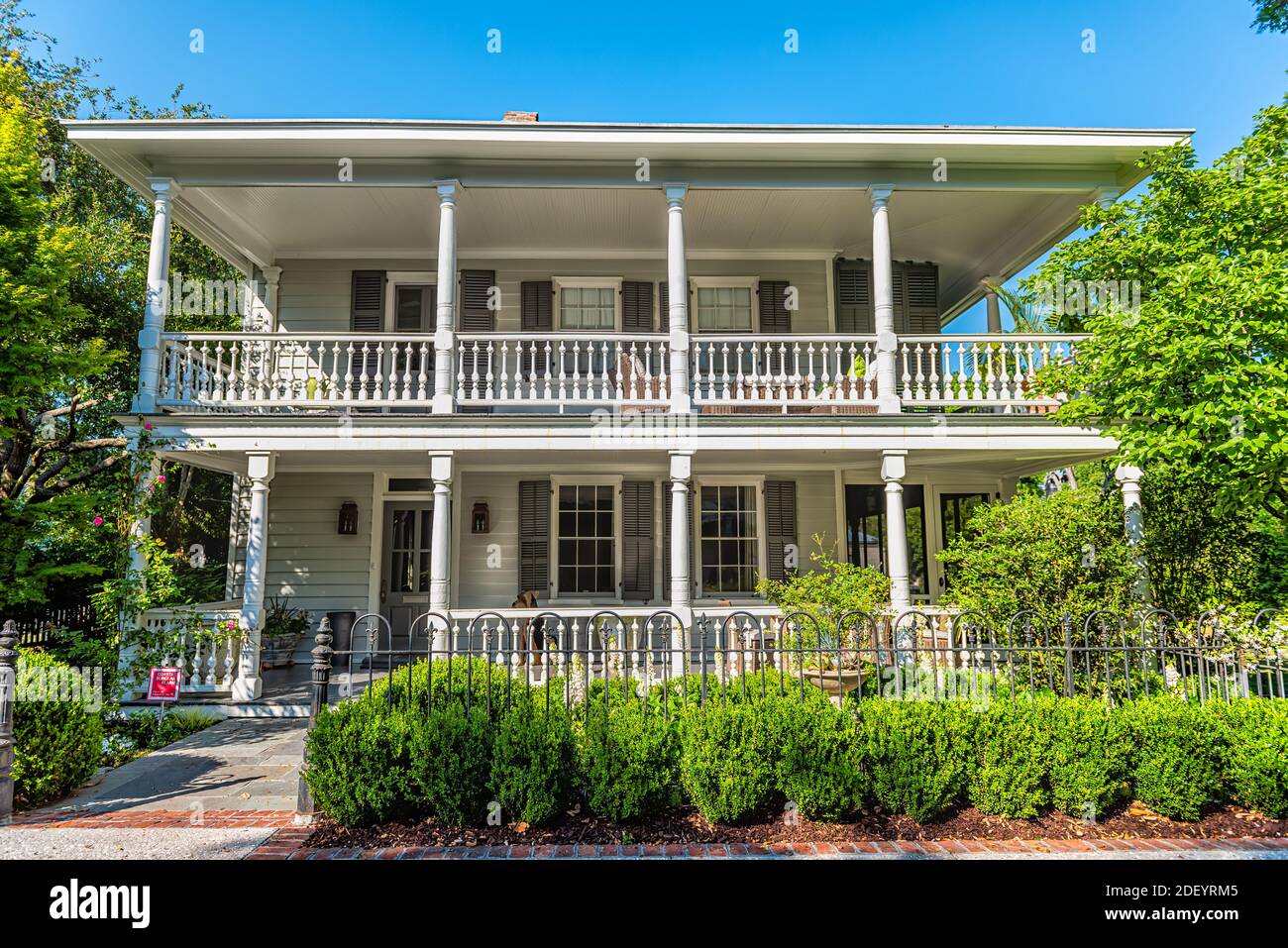 Mount Pleasant, États-Unis - 11 mai 2018 : maison historique résidentielle américaine à Charleston, en Caroline du Sud, avec ciel bleu le jour ensoleillé Banque D'Images